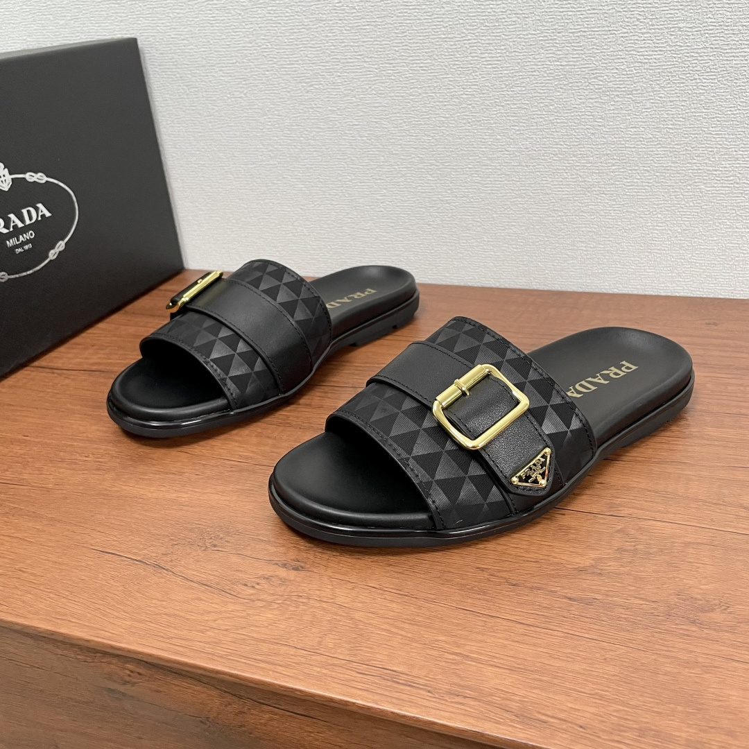 NO:351348,Code YS002430 Prada Men's new leather-trimmed buckle sandals This sandals are made of multi-materials and styles, and are made of smooth calfskin, stone embossed calfskin and iconic Symbole pattern element fabric. The inner lined is full of cowhide, decorated with a golden calfskin buckle, and the end is decorated with a gold-coated enamel triangle metal logo, highlighting the classic characteristics of the brand. Paired with a striped anti-slip wear-resistant rubber outsole, bright colored sandwich embellishment details, presenting simple and modern lines, showing casual charm, comfortable on the feet, fashionable and versatile style, the first choice for men in summer!  Fitted with a full set of dust-proof bags!  Code number 39-40-41-42-43-44-45-46 Article number 2X3063 Black leather cloth, prada, prada, cowhide19860909编码YS002430 Prada/普拉达 男士新款皮革饰扣凉拖 这款凉拖采用多材质多风格打造,由光滑小牛皮、石头压纹小牛皮和标志性Symbole图案元素织物打造出不同风格,内衬全牛皮,饰以小牛皮金色搭扣,末端饰以金色涂珐琅三角形金属徽标,彰显品牌经典特色.搭配条纹防滑耐磨橡胶大底,亮色夹层点缀细节,呈现出简洁现代的线条,彰显休闲魅力,上脚舒适,款式时尚百搭,夏季男士首选单品！配全套包装防尘袋！ 码数39-40-41-42-43-44-45-46 货号2X3063 黑皮布,,prada,prada,cowhide,Men's shoes