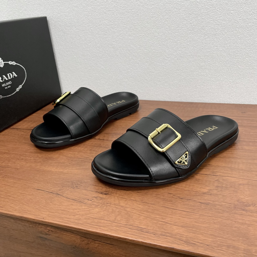 NO:351324,Code YS002430 Prada Men's new leather-trimmed buckle sandals This sandals are made of multi-materials and styles, and are made of smooth calfskin, stone embossed calfskin and iconic Symbole pattern element fabric. The inner lined is full of cowhide, decorated with a golden calfskin buckle, and the end is decorated with a gold-coated enamel triangle metal logo, highlighting the classic characteristics of the brand. Paired with a striped anti-slip wear-resistant rubber outsole, bright colored sandwich embellishment details, presenting simple and modern lines, showing casual charm, comfortable on the feet, fashionable and versatile style, the first choice for men in summer!  Fitted with a full set of dust-proof bags!  Code number 39-40-41-42-43-44-45-46 Article number 2X3063 Black cowhide, prada, prada, cowhide19860909编码YS002430 Prada/普拉达 男士新款皮革饰扣凉拖 这款凉拖采用多材质多风格打造,由光滑小牛皮、石头压纹小牛皮和标志性Symbole图案元素织物打造出不同风格,内衬全牛皮,饰以小牛皮金色搭扣,末端饰以金色涂珐琅三角形金属徽标,彰显品牌经典特色.搭配条纹防滑耐磨橡胶大底,亮色夹层点缀细节,呈现出简洁现代的线条,彰显休闲魅力,上脚舒适,款式时尚百搭,夏季男士首选单品！配全套包装防尘袋！ 码数39-40-41-42-43-44-45-46 货号2X3063 黑牛皮,,prada,prada,cowhide,Men's shoes