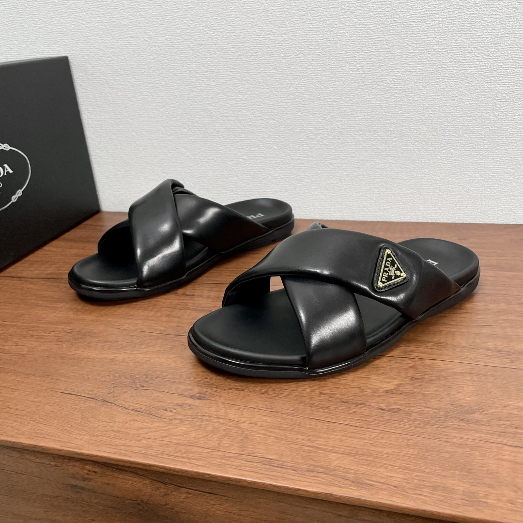 NO:351305,Code YS002430 Prada Men's new leather cross sandals This sandals are made of soft calfskin, with a classic cross-up sandals, lined with a full cowhide, and a gold-coated triangular metal logo on the outside, highlighting the classic brand's characteristics. It is matched with a striped anti-slip wear-resistant rubber outsole, and bright colored sandwich embellishment details, presenting simple and modern lines, showing casual charm, comfortable on the feet, fashionable and versatile style, and the first choice for men in summer!  Fitted with a full set of dust-proof bags!  Number of codes 39-40-41-42-43-44-45-46 Article number 2X7132 Black,,prada,prada,cowhide19860909编码YS002430 Prada/普拉达 男士新款皮革交叉凉拖 这款凉拖采用柔软小牛皮打造,经典交叉鞋面凉拖,内衬全牛皮,外侧饰以金色涂珐琅三角形金属徽标,彰显品牌经典特色.搭配条纹防滑耐磨橡胶大底,亮色夹层点缀细节,呈现出简洁现代的线条,彰显休闲魅力,上脚舒适,款式时尚百搭,夏季男士首选单品！配全套包装防尘袋！ 码数39-40-41-42-43-44-45-46 货号2X7132 黑色,,prada,prada,cowhide,Men's shoes