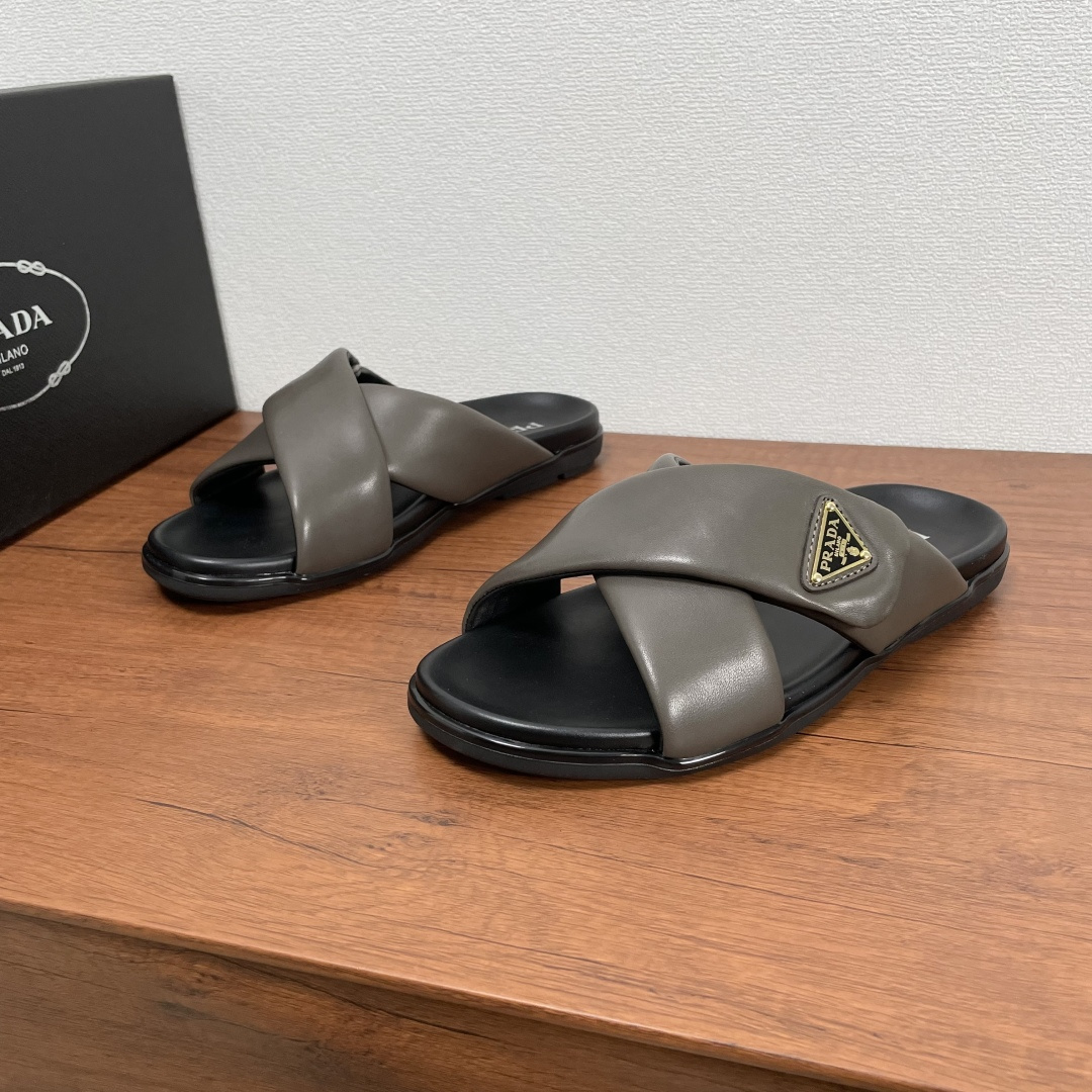 NO:351290,Code YS002430 Prada Men's new leather cross sandals This sandals are made of soft calfskin, with a classic cross-up sandals, lined with a full cowhide, and a gold-coated triangular metal logo on the outside, highlighting the classic brand's characteristics. It is matched with a striped anti-slip wear-resistant rubber outsole, and bright colored sandwich embellishment details, presenting simple and modern lines, showing casual charm, comfortable on the feet, fashionable and versatile style, and the first choice for men in summer!  Fitted with a full set of dust-proof bags!  Number of codes 39-40-41-42-43-44-45-46 Article number 2X7132 Gray,,prada,prada,cowhide19860909编码YS002430 Prada/普拉达 男士新款皮革交叉凉拖 这款凉拖采用柔软小牛皮打造,经典交叉鞋面凉拖,内衬全牛皮,外侧饰以金色涂珐琅三角形金属徽标,彰显品牌经典特色.搭配条纹防滑耐磨橡胶大底,亮色夹层点缀细节,呈现出简洁现代的线条,彰显休闲魅力,上脚舒适,款式时尚百搭,夏季男士首选单品！配全套包装防尘袋！ 码数39-40-41-42-43-44-45-46 货号2X7132 灰色,,prada,prada,cowhide,Men's shoes