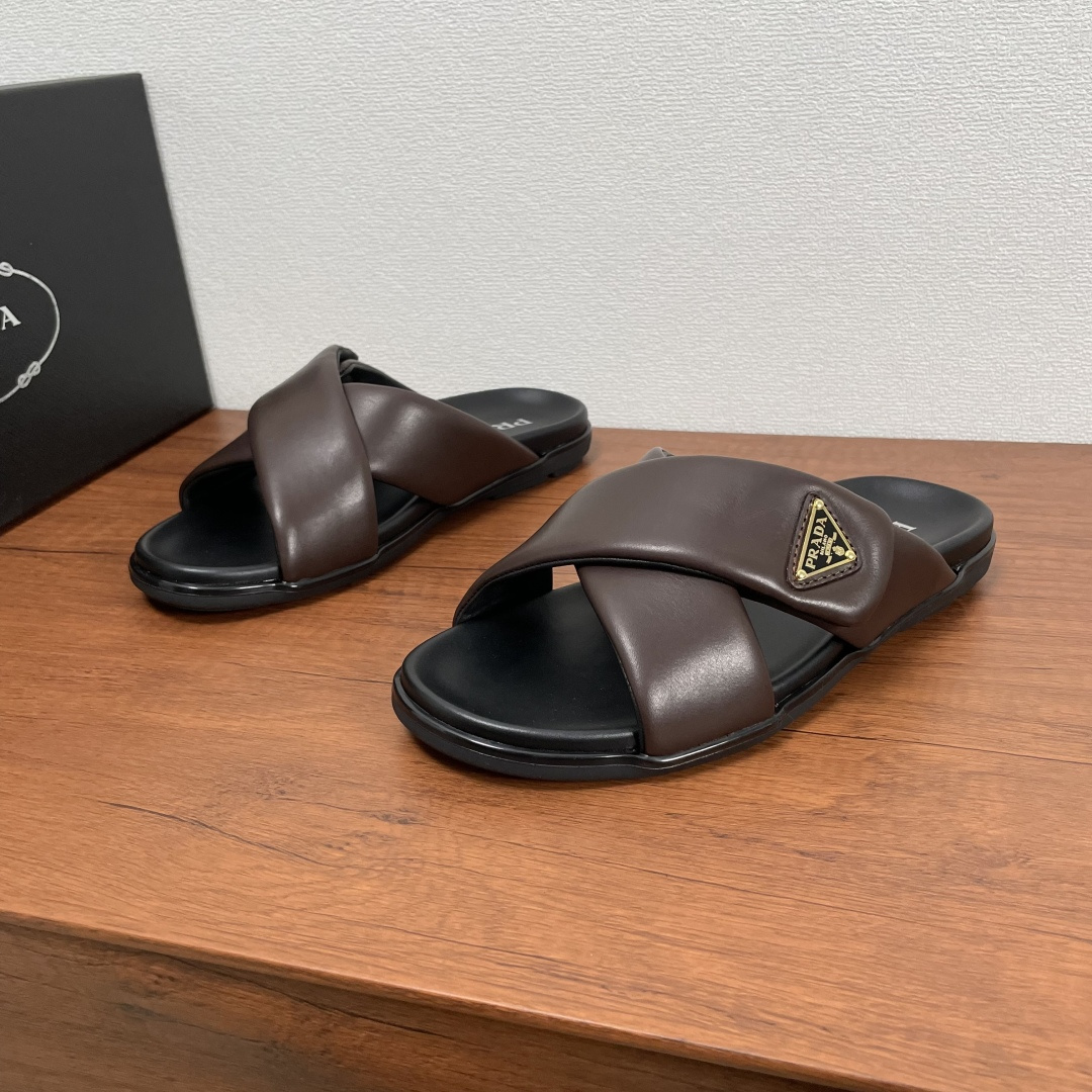 NO:351451,Code YS002430 Prada Men's new leather cross sandals This sandals are made of soft calfskin, with a classic cross-up sandals, lined with a full cowhide, and a gold-coated triangular metal logo on the outside, highlighting the classic brand's characteristics. It is matched with a striped anti-slip wear-resistant rubber outsole, and bright colored sandwich embellishment details, presenting simple and modern lines, showing casual charm, comfortable on the feet, fashionable and versatile style, and the first choice for men in summer!  Fitted with a full set of dust-proof bags!  Code number 39-40-41-42-43-44-45-46 Article number 2X7132 Brown,,prada,prada,cowhide19860909编码YS002430 Prada/普拉达 男士新款皮革交叉凉拖 这款凉拖采用柔软小牛皮打造,经典交叉鞋面凉拖,内衬全牛皮,外侧饰以金色涂珐琅三角形金属徽标,彰显品牌经典特色.搭配条纹防滑耐磨橡胶大底,亮色夹层点缀细节,呈现出简洁现代的线条,彰显休闲魅力,上脚舒适,款式时尚百搭,夏季男士首选单品！配全套包装防尘袋！ 码数39-40-41-42-43-44-45-46 货号2X7132 棕色,,prada,prada,cowhide,Men's shoes