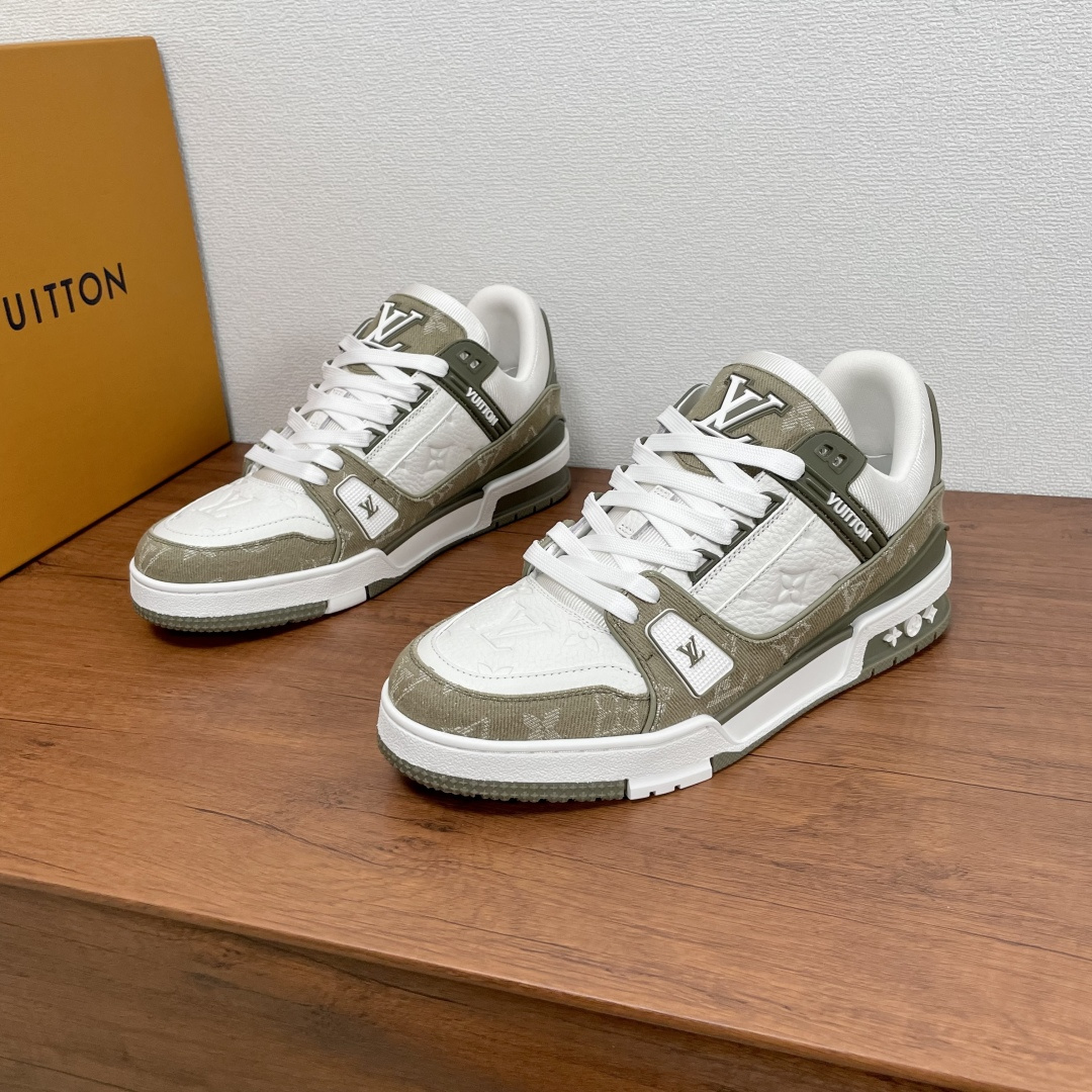 NO:351507,Coded by LV Vader World, the latest LV TRAINER series sneakers. This LV Trainer sneakers are made of Monogram denim and Monogram embossed grained cowhide leather. The original configuration is from Virgil Abloh. The complex upper and diverse brand elements enhance recognition. The LV letters light up the tongue and back, and Monogram flowers bloom on the technological rubber outsole. The tongue is decorated with LV letters, the Vuitton logo on the side, and the outsole is decorated with Monogram flowers, and continues the comfort experience brought by the innovative gel outsole. There is no need to say more about the comfort of the donkey's shoes. It is equipped with a full set of packaging!  Men's size 39-40-41-42-43-44 (38/45 can be customized but cannot be returned or exchanged) Standard leather shoe size Article number 0159 printed denim military green and white, louis vuitton, louis vuitton, louis vuitton, louis vuitton, sneakers, cowhide19860909编码 LV威登世界 最新款LV TRAINER系列运动鞋 本款 LV Trainer 运动鞋取材 Monogram 丹宁布和 Monogram 压纹粒面牛皮革.原版构型出自 Virgil Abloh 之手.繁复鞋面和多样品牌元素提升辨识度.LV 字母点亮鞋舌和背面,Monogram 花卉于科技橡胶外底绽放.鞋舌饰有 LV 字母,侧面饰有 Vuitton 标识,外底饰有 Monogram 花卉,并延续创新凝胶外底带来的舒适体验.驴家的鞋子舒适度是不必多说.配全套包装 ！ 男码39-40-41-42-43-44（38/45可定做但不能退换）标准皮鞋码 货号0159印花牛仔 军绿白,,louis vuitton,louis vuitton,louis vuitton,sneakers,cowhide,Men's shoes