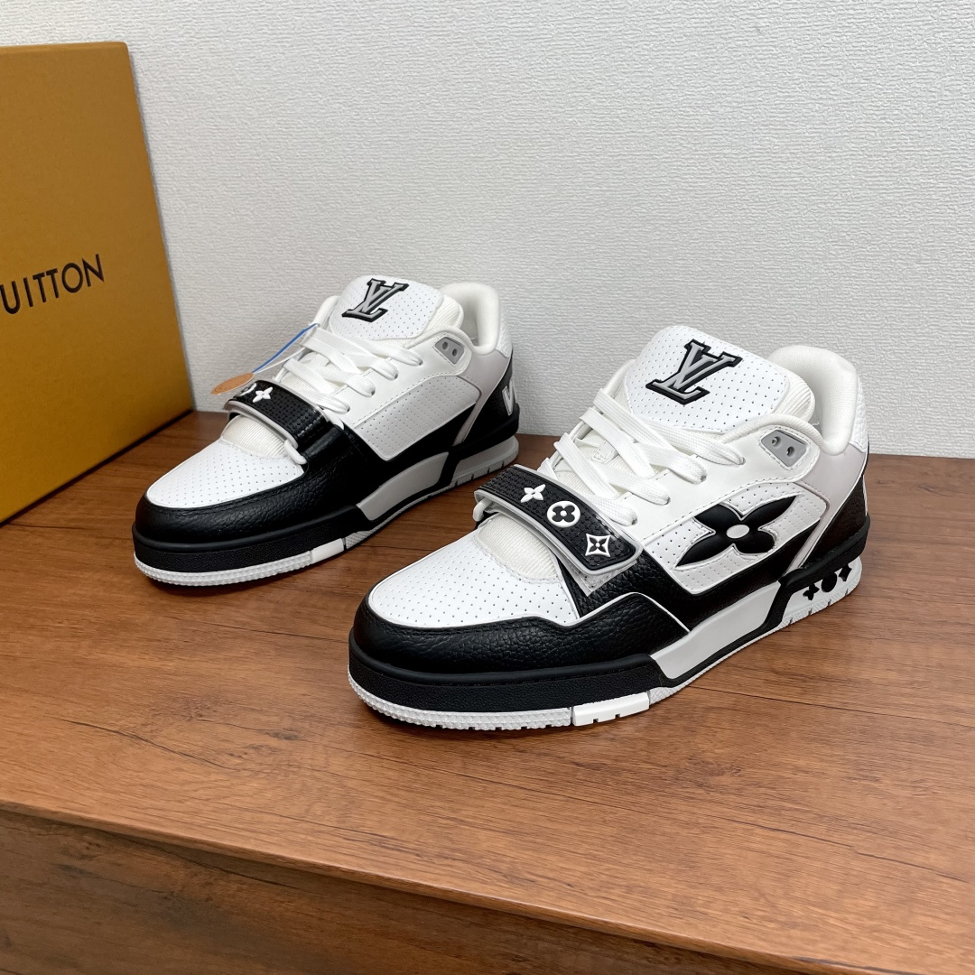 NO:351577,Coded LV TRAINER series couple sneakers shipped. This LV Trainer sneakers are made of multi-leather material contrasting splicing, with grained cowhide and smooth cowhide uppers. The smooth cowhide leather is integrated into craftsmanship perforated, and is equipped with Monogram floral adjustable Velcro shoelaces, cleverly interpreting the inspiration and exploration of retro basketball shoes. The complex upper continues the classic structure, and the Monogram floral and asymmetric Louis and Vuitton logos are decorated with side and back. The tongue is decorated with LV letter logo, and the Monogram floral rubber outsole continues the comfort experience. With the original box full packaging!  Women's Size 35-36-37-38-39 Men's Size 39-40-41-42-43-44 Standard leather shoe size (45 can be customized and does not support return and exchange) Item number MS0266 color combination white and black, louis vuitton, louis vuitton,sneakers,cowhide19860909编码 LV TRAINER系列情侣款运动鞋出货 本款 LV Trainer 运动鞋采用多皮革材质撞色拼接,粒面牛皮和光滑牛皮鞋面,光滑牛皮革融入工致穿孔,配以Monogram 花卉可调节魔术贴鞋带,巧妙演绎复古篮球鞋的灵感探索.繁复鞋面延续经典结构,Monogram 花卉和不对称 Louis 与 Vuitton 标识分饰侧面和后部.鞋舌饰有 LV 字母标识,Monogram 花卉橡胶外底延续舒适体验.配原盒全套包装！ 女码35-36-37-38-39  男码39-40-41-42-43-44 标准皮鞋码（45可定做不支持退换货） 货号MS0266拼色 白黑,,louis vuitton,louis vuitton,sneakers,cowhide,Men's shoes