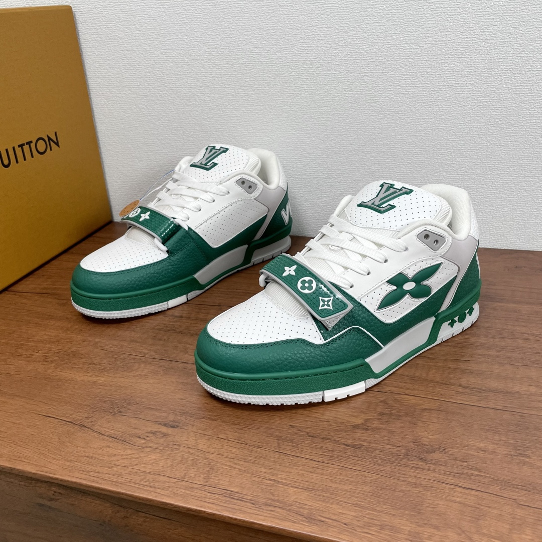 NO:351598,Coded LV TRAINER series couple sneakers shipped. This LV Trainer sneakers are made of multi-leather material contrasting splicing, with grained cowhide and smooth cowhide uppers. The smooth cowhide leather is integrated into craftsmanship perforated, and is equipped with Monogram floral adjustable Velcro shoelaces, cleverly interpreting the inspiration and exploration of retro basketball shoes. The complex upper continues the classic structure, and the Monogram floral and asymmetric Louis and Vuitton logos are decorated with side and back. The tongue is decorated with LV letter logo, and the Monogram floral rubber outsole continues the comfort experience. With the original box full packaging!  Women's Size 35-36-37-38-39 Men's Size 39-40-41-42-43-44 Standard leather shoe size (45 can be customized and does not support return and exchange) Item number MS0266 color combination white and green, louis vuitton, louis vuitton,sneakers,cowhide19860909编码 LV TRAINER系列情侣款运动鞋出货 本款 LV Trainer 运动鞋采用多皮革材质撞色拼接,粒面牛皮和光滑牛皮鞋面,光滑牛皮革融入工致穿孔,配以Monogram 花卉可调节魔术贴鞋带,巧妙演绎复古篮球鞋的灵感探索.繁复鞋面延续经典结构,Monogram 花卉和不对称 Louis 与 Vuitton 标识分饰侧面和后部.鞋舌饰有 LV 字母标识,Monogram 花卉橡胶外底延续舒适体验.配原盒全套包装！ 女码35-36-37-38-39  男码39-40-41-42-43-44 标准皮鞋码（45可定做不支持退换货） 货号MS0266拼色 白绿,,louis vuitton,louis vuitton,sneakers,cowhide,Men's shoes