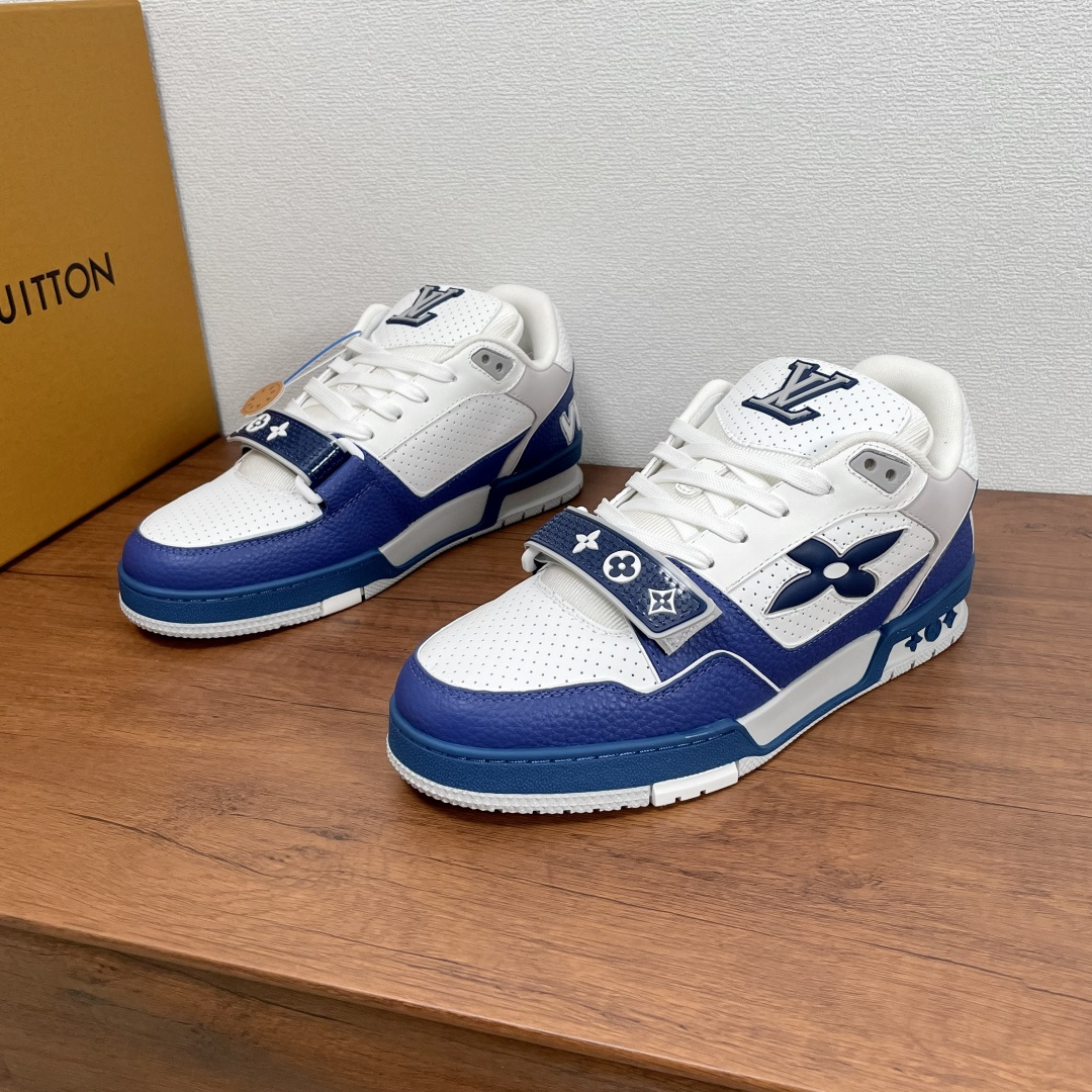 NO:351618,Coded LV TRAINER series couple sneakers shipped. This LV Trainer sneakers are made of multi-leather material contrasting splicing, with grained cowhide and smooth cowhide uppers. The smooth cowhide leather is integrated into craftsmanship perforated, and is equipped with Monogram floral adjustable Velcro shoelaces, cleverly interpreting the inspiration and exploration of retro basketball shoes. The complex upper continues the classic structure, and the Monogram floral and asymmetric Louis and Vuitton logos are decorated with side and back. The tongue is decorated with LV letter logo, and the Monogram floral rubber outsole continues the comfort experience. With the original box full packaging!  Women's Size 35-36-37-38-39 Men's Size 39-40-41-42-43-44 Standard leather shoe size (45 can be customized and does not support return and exchange) Item number MS0266 color combination white and blue,,louis vuitton,louis vuitton,sneakers,cowhide19860909编码 LV TRAINER系列情侣款运动鞋出货 本款 LV Trainer 运动鞋采用多皮革材质撞色拼接,粒面牛皮和光滑牛皮鞋面,光滑牛皮革融入工致穿孔,配以Monogram 花卉可调节魔术贴鞋带,巧妙演绎复古篮球鞋的灵感探索.繁复鞋面延续经典结构,Monogram 花卉和不对称 Louis 与 Vuitton 标识分饰侧面和后部.鞋舌饰有 LV 字母标识,Monogram 花卉橡胶外底延续舒适体验.配原盒全套包装！ 女码35-36-37-38-39  男码39-40-41-42-43-44 标准皮鞋码（45可定做不支持退换货） 货号MS0266拼色 白蓝,,louis vuitton,louis vuitton,sneakers,cowhide,Men's shoes