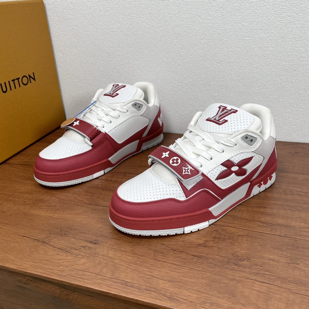 NO:351492,Coded LV TRAINER series couple sneakers shipped. This LV Trainer sneakers are made of multi-leather material contrasting splicing, with grained cowhide and smooth cowhide uppers. The smooth cowhide leather is integrated into craftsmanship perforated, and is equipped with Monogram floral adjustable Velcro shoelaces, cleverly interpreting the inspiration and exploration of retro basketball shoes. The complex upper continues the classic structure, and the Monogram floral and asymmetric Louis and Vuitton logos are decorated with side and back. The tongue is decorated with LV letter logo, and the Monogram floral rubber outsole continues the comfort experience. With the original box full packaging!  Women's Size 35-36-37-38-39 Men's Size 39-40-41-42-43-44 Standard leather shoe size (45 can be customized and does not support return and exchange) Item number MS0266 color combination white and red, louis vuitton, louis vuitton,sneakers,cowhide19860909编码 LV TRAINER系列情侣款运动鞋出货 本款 LV Trainer 运动鞋采用多皮革材质撞色拼接,粒面牛皮和光滑牛皮鞋面,光滑牛皮革融入工致穿孔,配以Monogram 花卉可调节魔术贴鞋带,巧妙演绎复古篮球鞋的灵感探索.繁复鞋面延续经典结构,Monogram 花卉和不对称 Louis 与 Vuitton 标识分饰侧面和后部.鞋舌饰有 LV 字母标识,Monogram 花卉橡胶外底延续舒适体验.配原盒全套包装！ 女码35-36-37-38-39  男码39-40-41-42-43-44 标准皮鞋码（45可定做不支持退换货） 货号MS0266拼色 白红,,louis vuitton,louis vuitton,sneakers,cowhide,Men's shoes