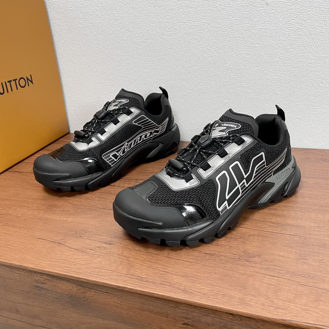 NO:351523,Coded by LV RUNNER TATIC New Men's Sports Shoes This LV Runner Tatic sports shoes combines mesh fabric fabrics and rubber straps to present a shiny effect and interpret the inspiration of traditional hiking shoes. LV personalized letters are written on one side, and the lasso buckles of the fast lace-up system are embellished with Monogram flowers and Louis Vuitton logos. The light and wear-resistant rubber outsole perfects the overall. The toe wraps details, and the heel is equipped with fabric shoe lift tabs to continue the comfortable fabric inner foot pads, and the foot is fashionable!  With full set of original packaging!  Size 39-40-41-42-43-44 Leather shoe size (45/46 can be customized but does not support return and exchange) Item number GO 0294 Black,,louis vuitton,louis vuitton,sneakers19860909编码 LV RUNNER TATIC 新款男士运动鞋 本款 LV Runner Tatic 运动鞋融合网格织物面料和橡胶饰带等科技材质,呈现亮面效果,演绎传统登山鞋的灵感启发.LV 个性化字母抒写于一侧,快速系带系统的套索扣点缀 Monogram 花卉和路易威登标识,轻盈耐磨的橡胶外底完善整体.鞋头包裹细节,后跟配有织物鞋提拉袢,延续舒适织物内里垫脚,上脚洋气时尚！配全套原包装！ 尺码39-40-41-42-43-44 皮鞋码（45/46可定做但不支持退换） 货号GO 0294 黑色,,louis vuitton,louis vuitton,sneakers,Men's shoes