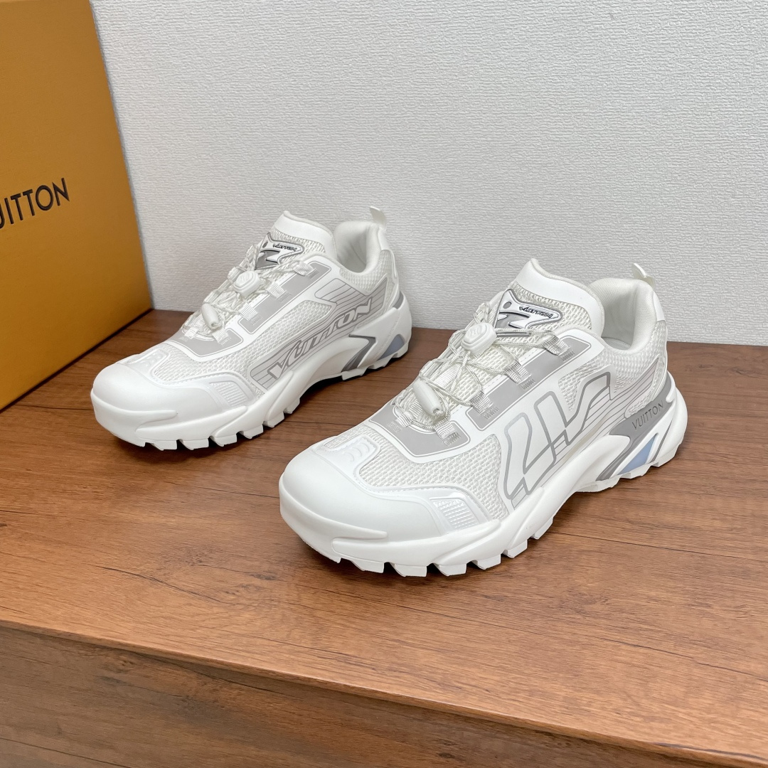 NO:351535,Coded by LV RUNNER TATIC New Men's Sports Shoes This LV Runner Tatic sports shoes combines mesh fabric fabrics and rubber straps to present a shiny effect and interpret the inspiration of traditional hiking shoes. LV personalized letters are written on one side, and the lasso buckles of the fast lace-up system are embellished with Monogram flowers and Louis Vuitton logos. The light and wear-resistant rubber outsole perfects the overall. The toe wraps details, and the heel is equipped with fabric shoe lift tabs to continue the comfortable fabric inner foot pads, and the foot is fashionable!  With full set of original packaging!  Size 39-40-41-42-43-44 Leather shoe size (45/46 can be customized but does not support return and exchange) Article number GO 0294 White,,louis vuitton,louis vuitton,sneakers19860909编码 LV RUNNER TATIC 新款男士运动鞋 本款 LV Runner Tatic 运动鞋融合网格织物面料和橡胶饰带等科技材质,呈现亮面效果,演绎传统登山鞋的灵感启发.LV 个性化字母抒写于一侧,快速系带系统的套索扣点缀 Monogram 花卉和路易威登标识,轻盈耐磨的橡胶外底完善整体.鞋头包裹细节,后跟配有织物鞋提拉袢,延续舒适织物内里垫脚,上脚洋气时尚！配全套原包装！ 尺码39-40-41-42-43-44 皮鞋码（45/46可定做但不支持退换） 货号GO 0294 白色,,louis vuitton,louis vuitton,sneakers,Men's shoes