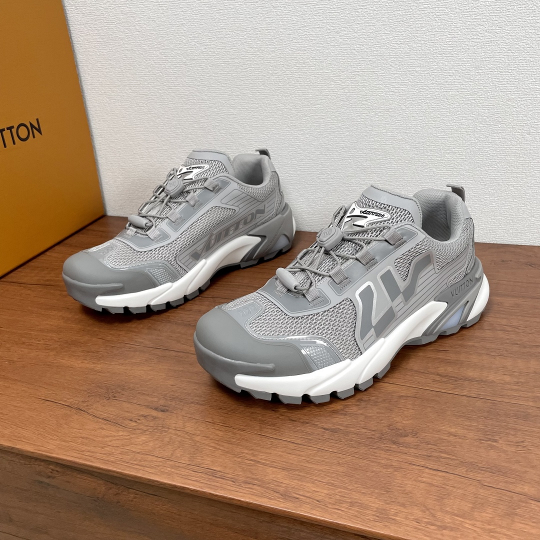 NO:351551,Coded by LV RUNNER TATIC New Men's Sports Shoes This LV Runner Tatic sports shoes combines mesh fabric fabrics and rubber straps to present a shiny effect and interpret the inspiration of traditional hiking shoes. LV personalized letters are written on one side, and the lasso buckles of the fast lace-up system are embellished with Monogram flowers and Louis Vuitton logos. The light and wear-resistant rubber outsole perfects the overall. The toe wraps details, and the heel is equipped with fabric shoe lift tabs to continue the comfortable fabric inner foot pads, and the foot is fashionable!  With full set of original packaging!  Size 39-40-41-42-43-44 Leather shoe size (45/46 can be customized but does not support return and exchange) Article number GO 0294 Gray,,louis vuitton,louis vuitton,sneakers19860909编码 LV RUNNER TATIC 新款男士运动鞋 本款 LV Runner Tatic 运动鞋融合网格织物面料和橡胶饰带等科技材质,呈现亮面效果,演绎传统登山鞋的灵感启发.LV 个性化字母抒写于一侧,快速系带系统的套索扣点缀 Monogram 花卉和路易威登标识,轻盈耐磨的橡胶外底完善整体.鞋头包裹细节,后跟配有织物鞋提拉袢,延续舒适织物内里垫脚,上脚洋气时尚！配全套原包装！ 尺码39-40-41-42-43-44 皮鞋码（45/46可定做但不支持退换） 货号GO 0294 灰色,,louis vuitton,louis vuitton,sneakers,Men's shoes