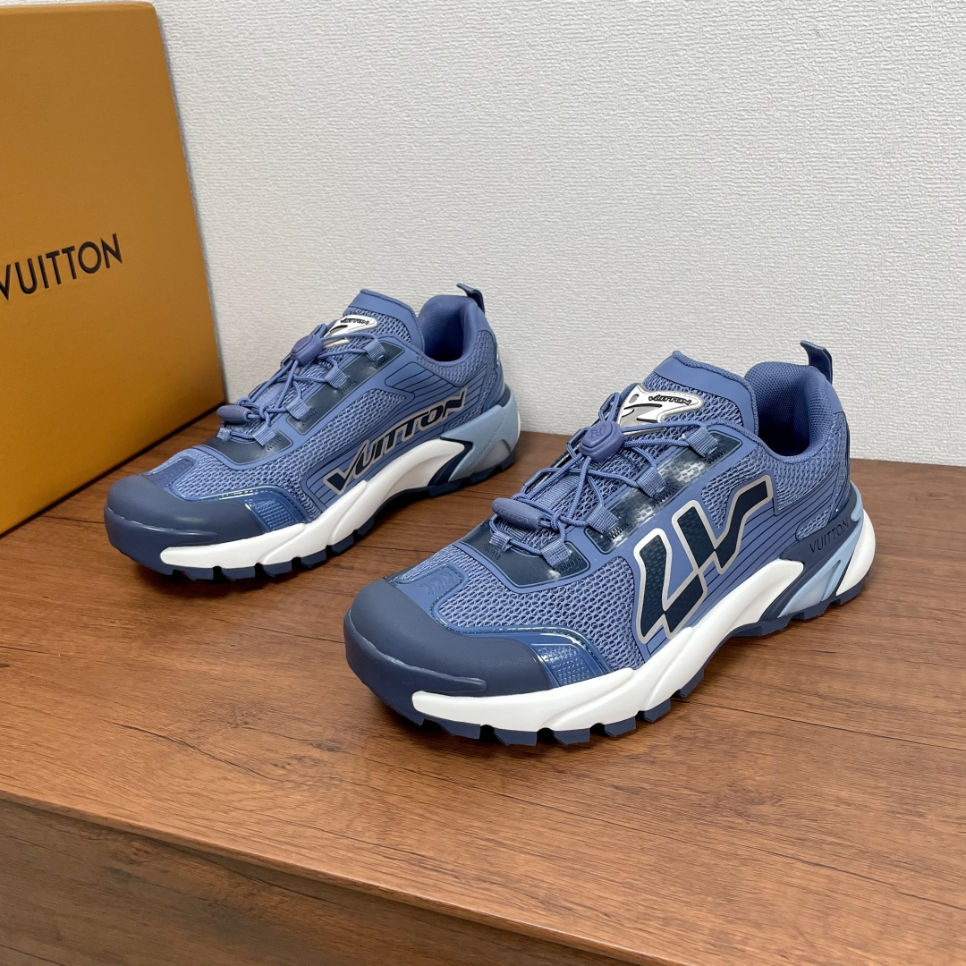 NO:351567,Coded by LV RUNNER TATIC New Men's Sports Shoes This LV Runner Tatic sports shoes combines mesh fabric fabrics and rubber straps to present a shiny effect and interpret the inspiration of traditional hiking shoes. LV personalized letters are written on one side, and the lasso buckles of the fast lace-up system are embellished with Monogram flowers and Louis Vuitton logos. The light and wear-resistant rubber outsole perfects the overall. The toe wraps details, and the heel is equipped with fabric shoe lift tabs to continue the comfortable fabric inner foot pads, and the foot is fashionable!  With full set of original packaging!  Size 39-40-41-42-43-44 Leather shoe size (45/46 can be customized but does not support return and exchange) Article number GO 0294 Blue,,louis vuitton,louis vuitton,sneakers19860909编码 LV RUNNER TATIC 新款男士运动鞋 本款 LV Runner Tatic 运动鞋融合网格织物面料和橡胶饰带等科技材质,呈现亮面效果,演绎传统登山鞋的灵感启发.LV 个性化字母抒写于一侧,快速系带系统的套索扣点缀 Monogram 花卉和路易威登标识,轻盈耐磨的橡胶外底完善整体.鞋头包裹细节,后跟配有织物鞋提拉袢,延续舒适织物内里垫脚,上脚洋气时尚！配全套原包装！ 尺码39-40-41-42-43-44 皮鞋码（45/46可定做但不支持退换） 货号GO 0294 蓝色,,louis vuitton,louis vuitton,sneakers,Men's shoes