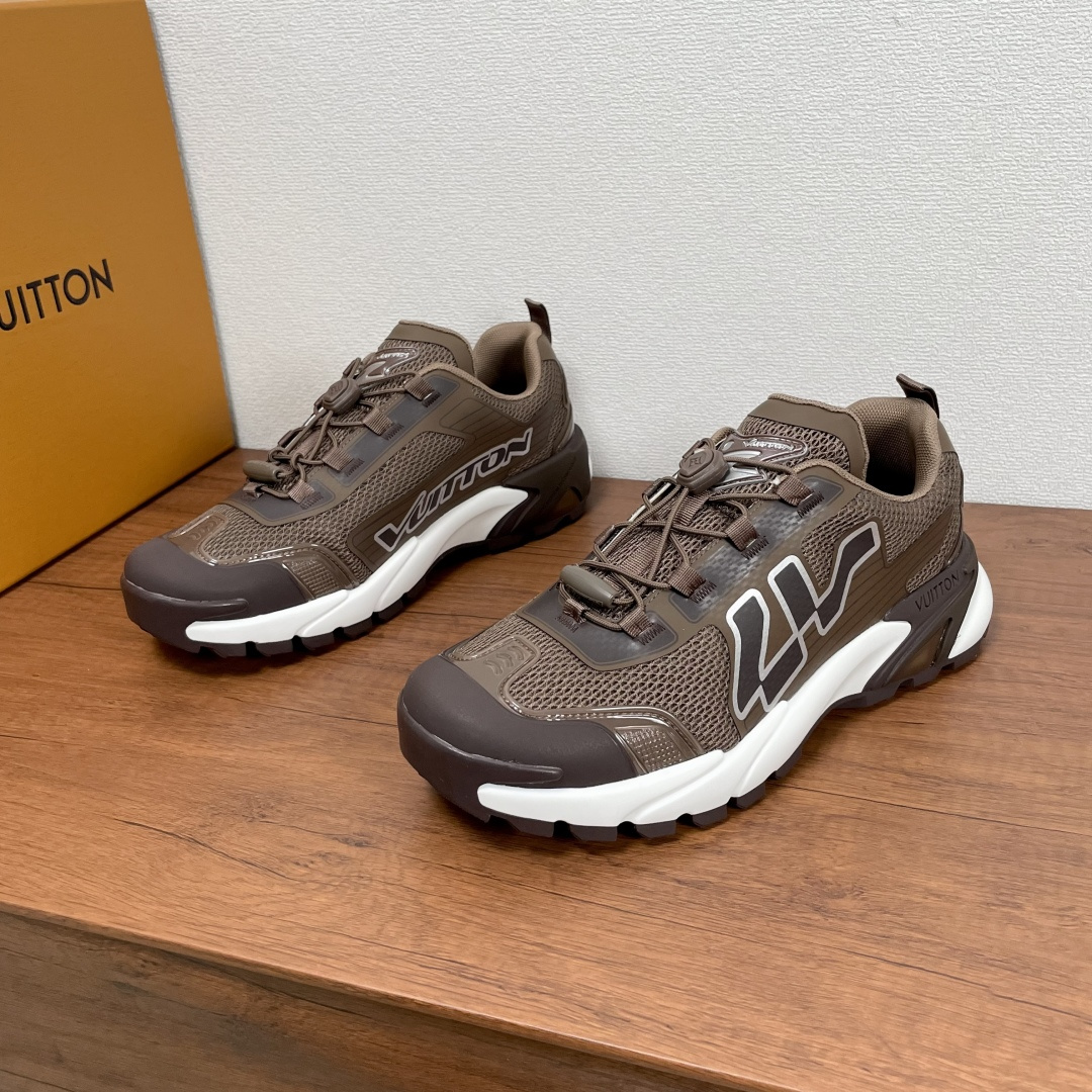 NO:351579,Coded by LV RUNNER TATIC New Men's Sports Shoes This LV Runner Tatic sports shoes combines mesh fabric fabrics and rubber straps to present a shiny effect and interpret the inspiration of traditional hiking shoes. LV personalized letters are written on one side, and the lasso buckles of the fast lace-up system are embellished with Monogram flowers and Louis Vuitton logos. The light and wear-resistant rubber outsole perfects the overall. The toe wraps details, and the heel is equipped with fabric shoe lift tabs to continue the comfortable fabric inner foot pads, and the foot is fashionable!  With full set of original packaging!  Size 39-40-41-42-43-44 Leather shoe size (45/46 can be customized but does not support return and exchange) Item number GO 0294 Coffee,,louis vuitton,louis vuitton,sneakers19860909编码 LV RUNNER TATIC 新款男士运动鞋 本款 LV Runner Tatic 运动鞋融合网格织物面料和橡胶饰带等科技材质,呈现亮面效果,演绎传统登山鞋的灵感启发.LV 个性化字母抒写于一侧,快速系带系统的套索扣点缀 Monogram 花卉和路易威登标识,轻盈耐磨的橡胶外底完善整体.鞋头包裹细节,后跟配有织物鞋提拉袢,延续舒适织物内里垫脚,上脚洋气时尚！配全套原包装！ 尺码39-40-41-42-43-44 皮鞋码（45/46可定做但不支持退换） 货号GO 0294 咖色,,louis vuitton,louis vuitton,sneakers,Men's shoes