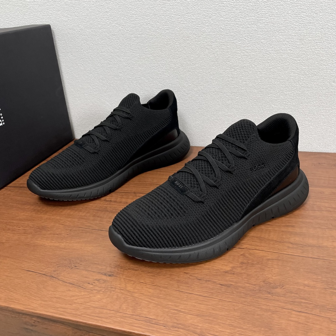NO:588818,Code YS003848 BOSS men's knitted upper sneakers  This fashionable sneaker is made of knitted upper. The heel is decorated with suede cowhide and calfskin, and is decorated with three-color rubber exclusive logo details. The upper has a personalized knitted upper treatment to enhance the overall style. The slip-on design is equipped with elastic shoelaces and lightweight E  VA ribbed and rubber soles, light, comfortable and breathable on the upper foot, decorated with 'BOSS' embroidered letter logo on the outside, no lining design, thickened heel, strong upper foot wrapping, high-quality fabric, excellent workmanship, and comes with original box packaging and dust bag!  Size 39-40-41-42-43-44 Standard leather shoe size (45 can be customized but does not support returns) Item No. 6057270 Flyknit Black, sneakers, cowhide19860909编码YS003848 BOSS 男士针织鞋面运动鞋 这款时尚运动鞋采用针织鞋面制成,后跟融入绒面牛皮和小牛皮装饰,并饰以三色橡胶专属标识细节,鞋面个性针织鞋面处理,提升整体格调.套脚设计配弹力鞋带,配以轻盈EVA罗纹和橡胶鞋底,上脚轻便舒适透气,外侧饰以“BOSS”刺绣字母徽标,无内衬设计,鞋后跟加厚处理,上脚包裹性强,面料质感爆棚,做工优异,配原盒包装防尘袋！ 尺码39-40-41-42-43-44 标准皮鞋码（45可定做但不支持退换） 货号6057270飞织 黑色,,sneakers,cowhide,Men's shoes