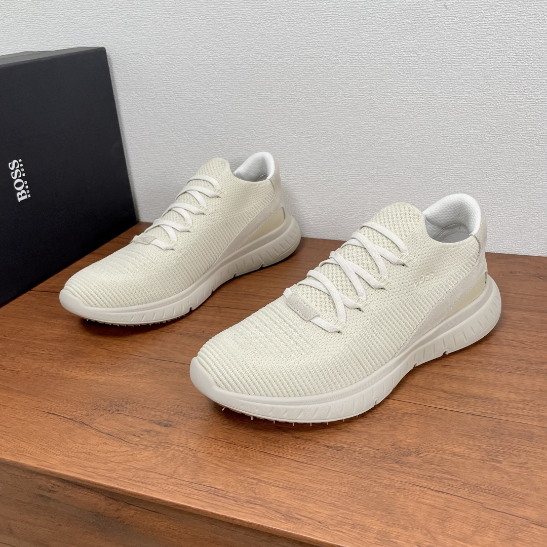 NO:588827,Code YS003848 BOSS men's knitted upper sneakers  This fashionable sneaker is made of knitted upper. The heel is decorated with suede cowhide and calfskin, and is decorated with three-color rubber exclusive logo details. The upper has a personalized knitted upper treatment to enhance the overall style. The slip-on design is equipped with elastic shoelaces and lightweight E  VA ribbed and rubber soles, light, comfortable and breathable on the upper foot, decorated with 'BOSS' embroidered letter logo on the outside, no lining design, thickened heel, strong upper foot wrapping, high-quality fabric, excellent workmanship, and comes with original box packaging and dust bag!  Size 39-40-41-42-43-44 standard leather shoe size (45 can be customized but does not support returns) Item No. 6057270 fly weave beige, sneakers, cowhide19860909编码YS003848 BOSS 男士针织鞋面运动鞋 这款时尚运动鞋采用针织鞋面制成,后跟融入绒面牛皮和小牛皮装饰,并饰以三色橡胶专属标识细节,鞋面个性针织鞋面处理,提升整体格调.套脚设计配弹力鞋带,配以轻盈EVA罗纹和橡胶鞋底,上脚轻便舒适透气,外侧饰以“BOSS”刺绣字母徽标,无内衬设计,鞋后跟加厚处理,上脚包裹性强,面料质感爆棚,做工优异,配原盒包装防尘袋！ 尺码39-40-41-42-43-44 标准皮鞋码（45可定做但不支持退换） 货号6057270飞织 米色,,sneakers,cowhide,Men's shoes