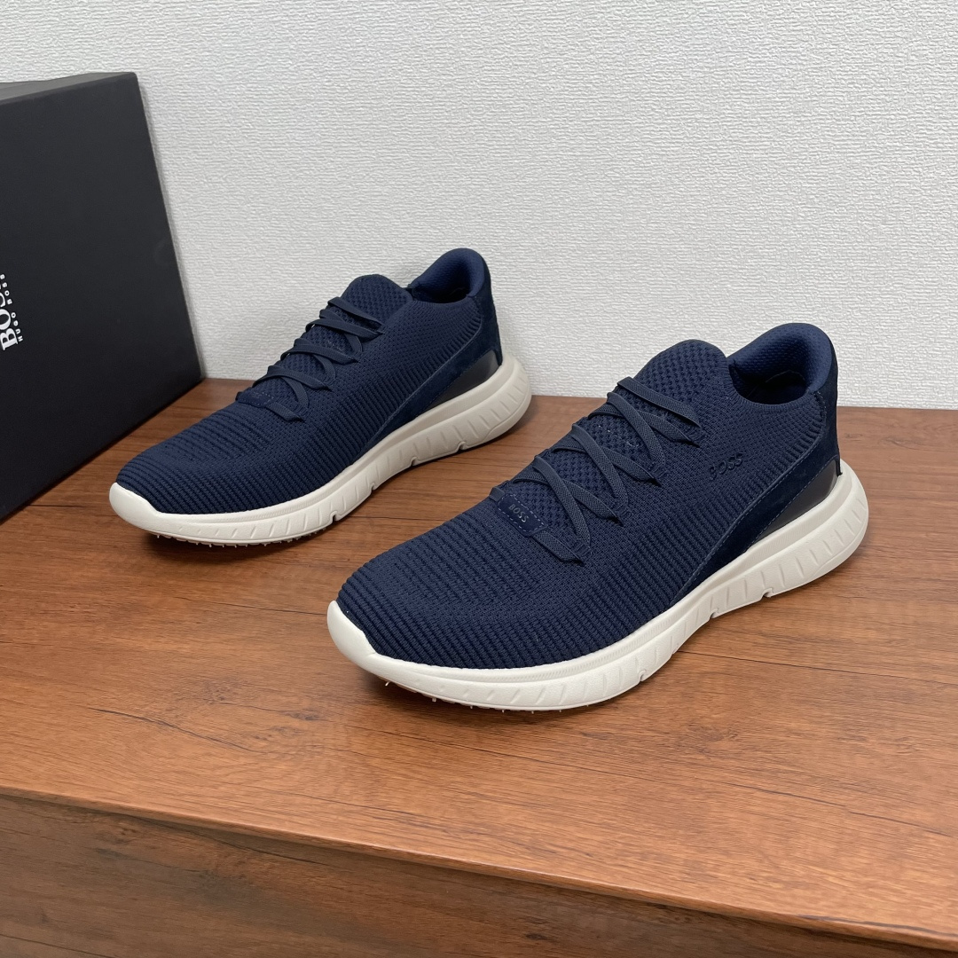 NO:588835,Code YS003848 BOSS men's knitted upper sneakers  This fashionable sneaker is made of knitted upper. The heel is decorated with suede cowhide and calfskin, and is decorated with three-color rubber exclusive logo details. The upper has a personalized knitted upper treatment to enhance the overall style. The slip-on design is equipped with elastic shoelaces and lightweight E  VA ribbed and rubber soles, light, comfortable and breathable on the upper foot, decorated with 'BOSS' embroidered letter logo on the outside, no lining design, thickened heel, strong upper foot wrapping, high-quality fabric, excellent workmanship, and comes with original box packaging and dust bag!  Size 39-40-41-42-43-44 Standard leather shoe size (45 can be customized but does not support returns) Item No. 6057270 Flyknit blue, sneakers, cowhide19860909编码YS003848 BOSS 男士针织鞋面运动鞋 这款时尚运动鞋采用针织鞋面制成,后跟融入绒面牛皮和小牛皮装饰,并饰以三色橡胶专属标识细节,鞋面个性针织鞋面处理,提升整体格调.套脚设计配弹力鞋带,配以轻盈EVA罗纹和橡胶鞋底,上脚轻便舒适透气,外侧饰以“BOSS”刺绣字母徽标,无内衬设计,鞋后跟加厚处理,上脚包裹性强,面料质感爆棚,做工优异,配原盒包装防尘袋！ 尺码39-40-41-42-43-44 标准皮鞋码（45可定做但不支持退换） 货号6057270飞织 蓝色,,sneakers,cowhide,Men's shoes