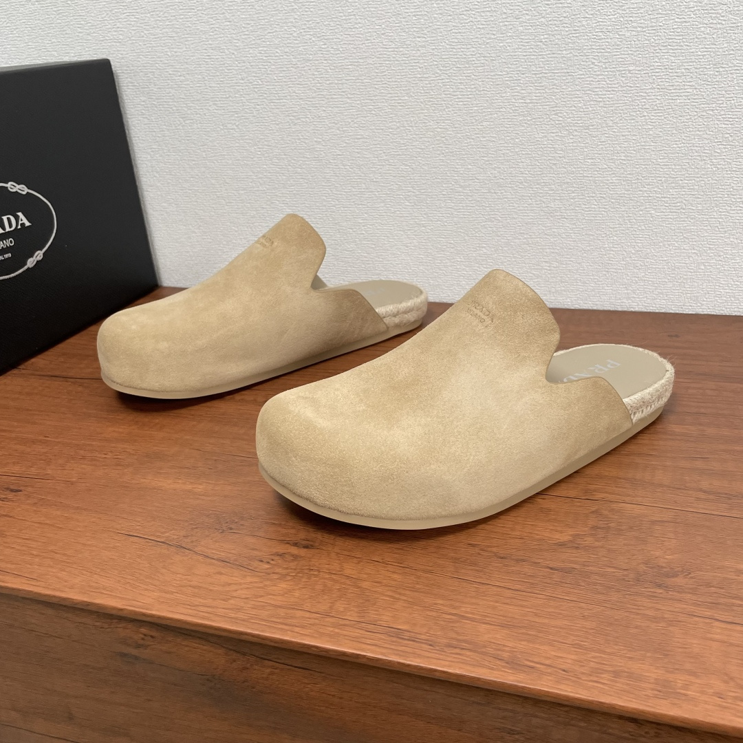 NO:346401,PRADA New Men's Mules Fashion Half-Travel This fashionable and casual mules cleverly blends textured suede cowhide and calfskin, with exquisite texture. The front is decorated with Prada Milano letter embossed logo, braided rope insole with cowhide leather heels, and is decorated with brand logo logo, and is matched with a lightweight rubber non-slip outsole with the iconic triangle logo. Fashionable and casual style, fashionable!  Fitted with a full set of dust bags for original packaging!  Code number 40-41-42-43-44 Standard code (45/46 can be customized and does not support return and exchange) Item number 2S2994 Apricot color, prada, cowhide19860909PRADA 新款男士穆勒鞋时尚半拖 这款时尚休闲穆勒鞋巧妙融合质感绒面牛皮革和小牛皮,精致质感,正面饰以Prada Milano字母压纹徽标,编织绳内底搭配牛皮革跟片,并饰以品牌logo标识,搭配饰有标志性三角形徽标的轻质橡胶防滑外底.时尚休闲款式,上脚洋气！配全套原包装防尘袋！ 码数40-41-42-43-44 标准码（45/46可定做不支持退换货） 货号2S2994 杏色,,prada,cowhide,Men's shoes