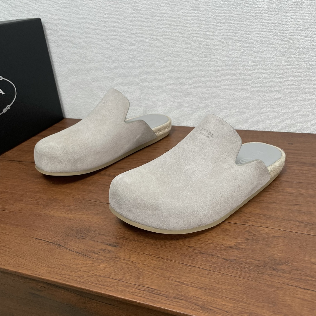 NO:346380,RADA new men's mules fashionable semi-torched This fashionable and casual mules cleverly blends textured suede cowhide and calfskin, with exquisite texture. The front is decorated with rada Milano letter embossed logo, braided rope insole with cowhide leather heels, and is decorated with brand logo logo, and is matched with a lightweight rubber non-slip outsole with the iconic triangle logo. Fashionable and casual style, fashionable!  Fitted with a full set of dustproof bags in original packaging!  Code number 40-41-42-43-44 Standard code (45/46 can be customized and does not support return and exchange) Item number 2S2994 Gray,,prada,cowhide19860909RADA 新款男士穆勒鞋时尚半拖 这款时尚休闲穆勒鞋巧妙融合质感绒面牛皮革和小牛皮,精致质感,正面饰以rada Milano字母压纹徽标,编织绳内底搭配牛皮革跟片,并饰以品牌logo标识,搭配饰有标志性三角形徽标的轻质橡胶防滑外底.时尚休闲款式,上脚洋气！配全套原包装防尘袋！ 码数40-41-42-43-44 标准码（45/46可定做不支持退换货） 货号2S2994 灰色,,prada,cowhide,Men's shoes