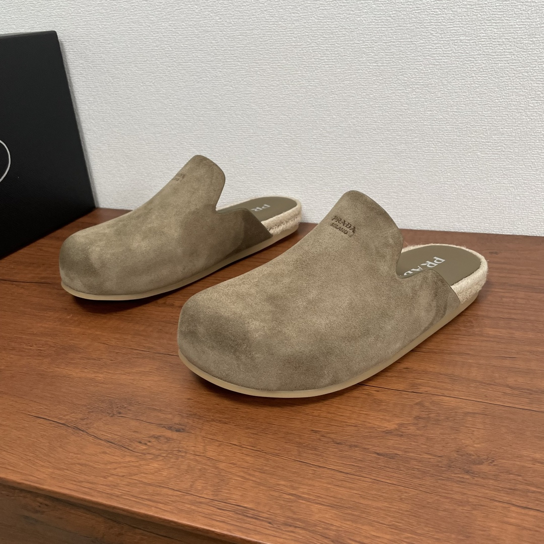 NO:346371,PRADA New Men's Mules Fashion Half-Travel This fashionable and casual mules cleverly blends textured suede cowhide and calfskin, with exquisite texture. The front is decorated with Prada Milano letter embossed logo, braided rope insole with cowhide leather heels, and is decorated with brand logo logo, and is matched with a lightweight rubber non-slip outsole with the iconic triangle logo. Fashionable and casual style, fashionable!  Fitted with a full set of dustproof bags in original packaging!  Code number 40-41-42-43-44 Standard code (45/46 can be customized and does not support return and exchange) Item number 2S2994 Khaki,,prada,cowhide19860909PRADA 新款男士穆勒鞋时尚半拖 这款时尚休闲穆勒鞋巧妙融合质感绒面牛皮革和小牛皮,精致质感,正面饰以Prada Milano字母压纹徽标,编织绳内底搭配牛皮革跟片,并饰以品牌logo标识,搭配饰有标志性三角形徽标的轻质橡胶防滑外底.时尚休闲款式,上脚洋气！配全套原包装防尘袋！ 码数40-41-42-43-44 标准码（45/46可定做不支持退换货） 货号2S2994 卡其,,prada,cowhide,Men's shoes