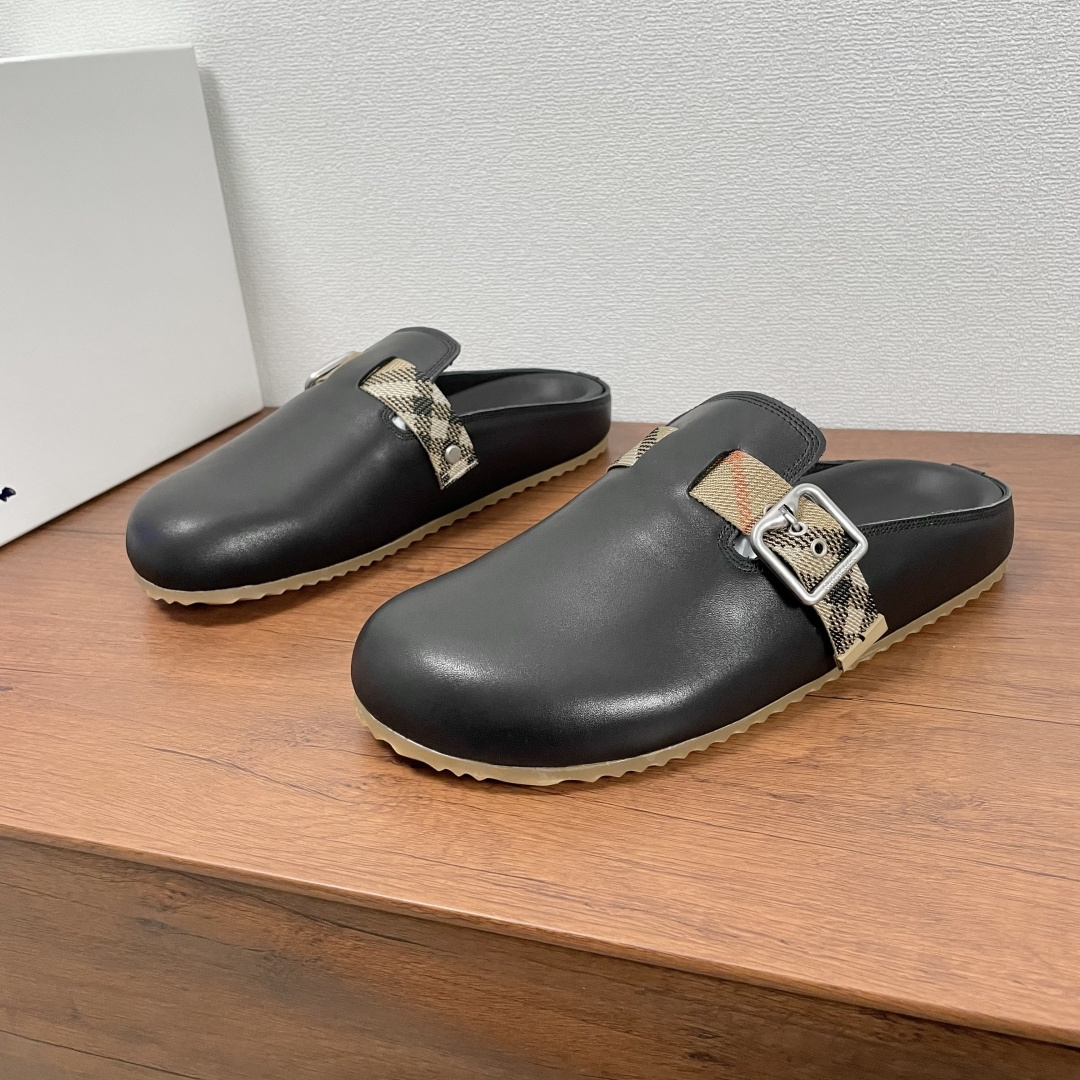 NO:346984,Burberry new men's plaid leather Urchin semi-travel This semi-travel sandal is made of soft reverse suede cowhide and calfskin fabric, with adjustable B-shaped buckle straps, and decorated with jacquard worsted signature sand Burberry plaid. The upper wraps the midsole style and is matched with the sole of the same upper material. The heel is embossed with an embossed logo and the wavy rubber outsole embellishes the Burberry letter logo. The foot is fashionable and stylish!  Fitted with a full set of dust bags for original packaging!  Code number 39-40-41-42-43-44 Standard code (38/45 can be customized and does not support return and exchange) Item number 60426 semi-drag black cowhide, burberry, sandals, cowhide19860909Burberry 新款男士格纹皮革 Urchin 半拖 这款半拖凉鞋选用柔软反绒面牛皮和小牛皮面料打造,设有可调式 B 字型扣环束带,装饰提花精纺的标志性沙色 Burberry 格纹.鞋面包裹中底款式,搭配同鞋面材质鞋底,鞋跟处饰以压纹徽标,波浪形橡胶外底其上点缀 Burberry 字母徽标.上脚洋气,时尚休闲！配全套原包装防尘袋！ 码数39-40-41-42-43-44 标准码（38/45可定做不支持退换货） 货号60426半拖 黑牛皮,,burberry,sandals,cowhide,Men's shoes