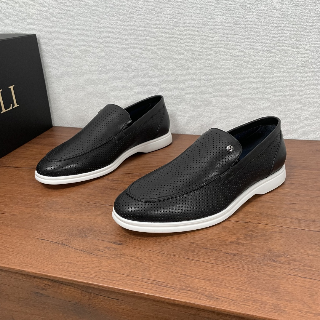 NO:348835,ZILLI Men's new leather punched loafers ZILLI is a French luxury men's clothing brand founded in France in 1970 by Alain Schimel. This loafer is made of elegant temperament and is made of imported calfskin. The leather is delicate and soft. The upper is perforated hollowed-out design. The front is embedded with a brand metal logo, a calfskin blue lining and exclusive cowhide foot pads. It is paired with a light rubber outsole, designed for extraordinary comfort. Simple foot cover style, versatile style, easy to write about men's charm!  Comes with a full set of original packaging dustproof bags!  Size number 39-40-41-42-43-44 Standard leather shoe size (45/46 can be customized but does not support return and exchange) Article number 1A812N Black,,alaia,loafers,cowhide19860909ZILLI 男士新款皮革冲孔乐福鞋 ZILLI是一个法国奢侈男装品牌,由阿兰-西迈尔（Alain Schimel）于1970年在法国创立.这款乐福鞋以优雅气质造型打造、采用进口小牛皮制成,皮质细腻柔软,鞋面带有穿孔镂空设计,正面嵌有品牌金属标识,小牛皮蓝色衬里和专属牛皮垫脚,搭配轻盈的橡胶外底,专为非凡舒适而设计.简约套脚风格,款式百搭,轻松谱写男士魅力！配全套原包装防尘袋礼品袋！ 码数39-40-41-42-43-44 标准皮鞋码（45/46可定做但不支持退换） 货号1A812N 黑色,,alaia,loafers,cowhide,Men's shoes