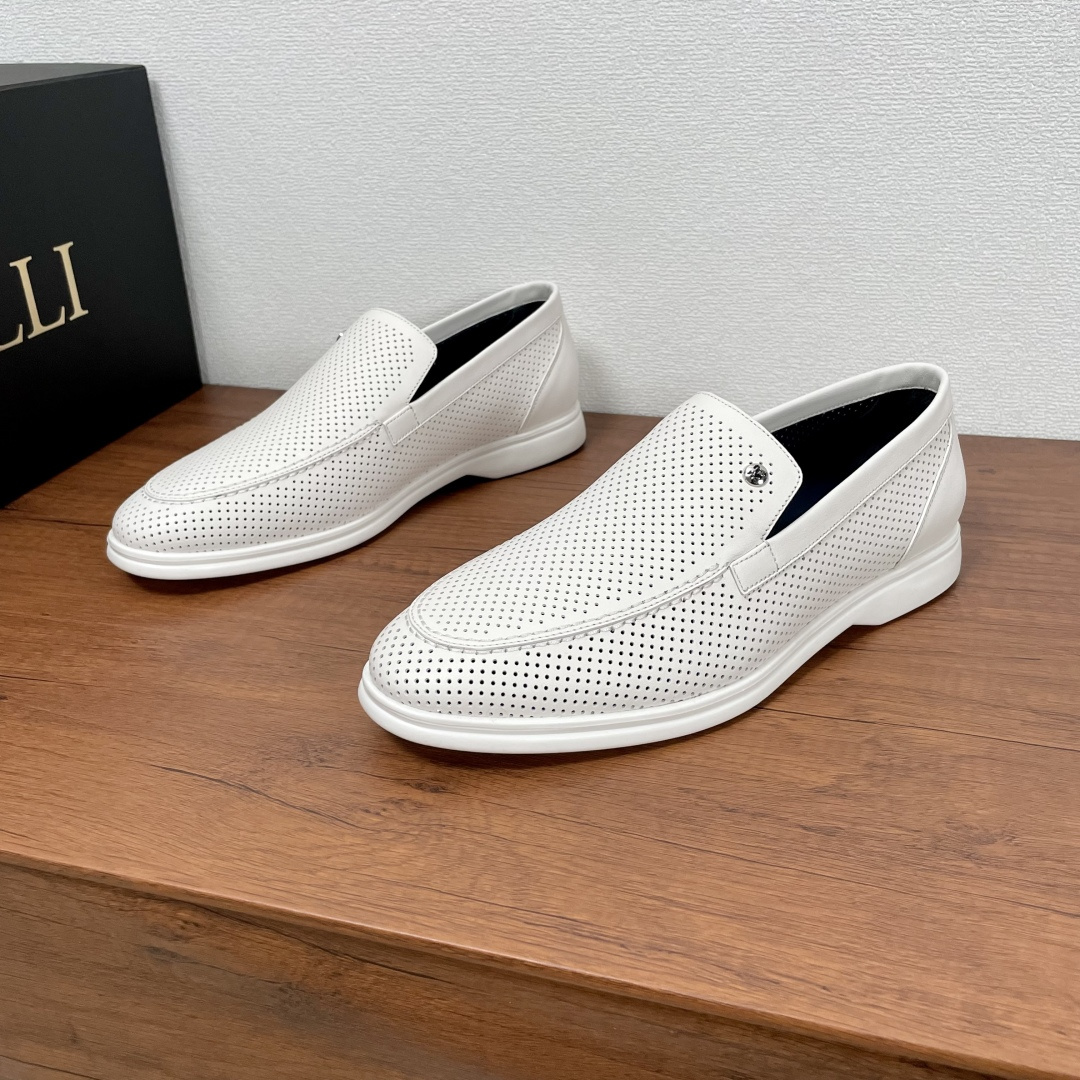 NO:348803,ZILLI Men's new leather punched loafers ZILLI is a French luxury men's clothing brand founded in France in 1970 by Alain Schimel. This loafer is made of elegant temperament and is made of imported calfskin. The leather is delicate and soft. The upper is perforated hollowed-out design. The front is embedded with a brand metal logo, a calfskin blue lining and exclusive cowhide foot pads. It is paired with a light rubber outsole, designed for extraordinary comfort. Simple foot cover style, versatile style, easy to write about men's charm!  Comes with a full set of original packaging dustproof bags!  Number of codes 39-40-41-42-43-44 Standard leather shoe size (45/46 can be customized but does not support return and exchange) Article number 1A812N White,,alaia,loafers,cowhide19860909ZILLI 男士新款皮革冲孔乐福鞋 ZILLI是一个法国奢侈男装品牌,由阿兰-西迈尔（Alain Schimel）于1970年在法国创立.这款乐福鞋以优雅气质造型打造、采用进口小牛皮制成,皮质细腻柔软,鞋面带有穿孔镂空设计,正面嵌有品牌金属标识,小牛皮蓝色衬里和专属牛皮垫脚,搭配轻盈的橡胶外底,专为非凡舒适而设计.简约套脚风格,款式百搭,轻松谱写男士魅力！配全套原包装防尘袋礼品袋！ 码数39-40-41-42-43-44 标准皮鞋码（45/46可定做但不支持退换） 货号1A812N 白色,,alaia,loafers,cowhide,Men's shoes