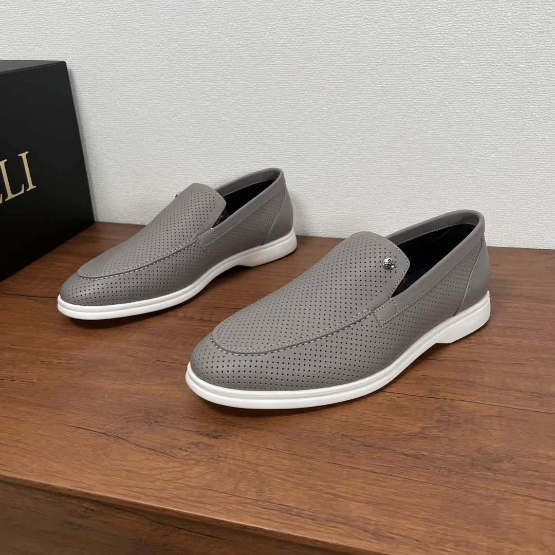 NO:348749,ZILLI Men's new leather punched loafers ZILLI is a French luxury men's clothing brand founded in France in 1970 by Alain Schimel. This loafer is made of elegant temperament and is made of imported calfskin. The leather is delicate and soft. The upper is perforated hollowed-out design. The front is embedded with a brand metal logo, a calfskin blue lining and exclusive cowhide foot pads. It is paired with a light rubber outsole, designed for extraordinary comfort. Simple foot cover style, versatile style, easy to write about men's charm!  Comes with a full set of original packaging dustproof bags!  Number of codes 39-40-41-42-43-44 Standard leather shoe size (45/46 can be customized but does not support return and exchange) Article number 1A812N Light gray, alaia, loafers, cowhide19860909ZILLI 男士新款皮革冲孔乐福鞋 ZILLI是一个法国奢侈男装品牌,由阿兰-西迈尔（Alain Schimel）于1970年在法国创立.这款乐福鞋以优雅气质造型打造、采用进口小牛皮制成,皮质细腻柔软,鞋面带有穿孔镂空设计,正面嵌有品牌金属标识,小牛皮蓝色衬里和专属牛皮垫脚,搭配轻盈的橡胶外底,专为非凡舒适而设计.简约套脚风格,款式百搭,轻松谱写男士魅力！配全套原包装防尘袋礼品袋！ 码数39-40-41-42-43-44 标准皮鞋码（45/46可定做但不支持退换） 货号1A812N 浅灰,,alaia,loafers,cowhide,Men's shoes