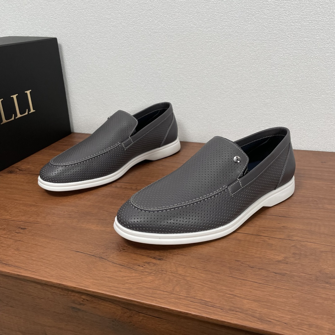 NO:348769,ZILLI Men's new leather punched loafers ZILLI is a French luxury men's clothing brand founded in France in 1970 by Alain Schimel. This loafer is made of elegant temperament and is made of imported calfskin. The leather is delicate and soft. The upper is perforated hollowed-out design. The front is embedded with a brand metal logo, a calfskin blue lining and exclusive cowhide foot pads. It is paired with a light rubber outsole, designed for extraordinary comfort. Simple foot cover style, versatile style, easy to write about men's charm!  Comes with a full set of original packaging dustproof bags!  Number of sizes 39-40-41-42-43-44 Standard leather shoe size (45/46 can be customized but does not support return and exchange) Article number 1A812N Dark gray,,alaia,loafers,cowhide19860909ZILLI 男士新款皮革冲孔乐福鞋 ZILLI是一个法国奢侈男装品牌,由阿兰-西迈尔（Alain Schimel）于1970年在法国创立.这款乐福鞋以优雅气质造型打造、采用进口小牛皮制成,皮质细腻柔软,鞋面带有穿孔镂空设计,正面嵌有品牌金属标识,小牛皮蓝色衬里和专属牛皮垫脚,搭配轻盈的橡胶外底,专为非凡舒适而设计.简约套脚风格,款式百搭,轻松谱写男士魅力！配全套原包装防尘袋礼品袋！ 码数39-40-41-42-43-44 标准皮鞋码（45/46可定做但不支持退换） 货号1A812N 深灰,,alaia,loafers,cowhide,Men's shoes