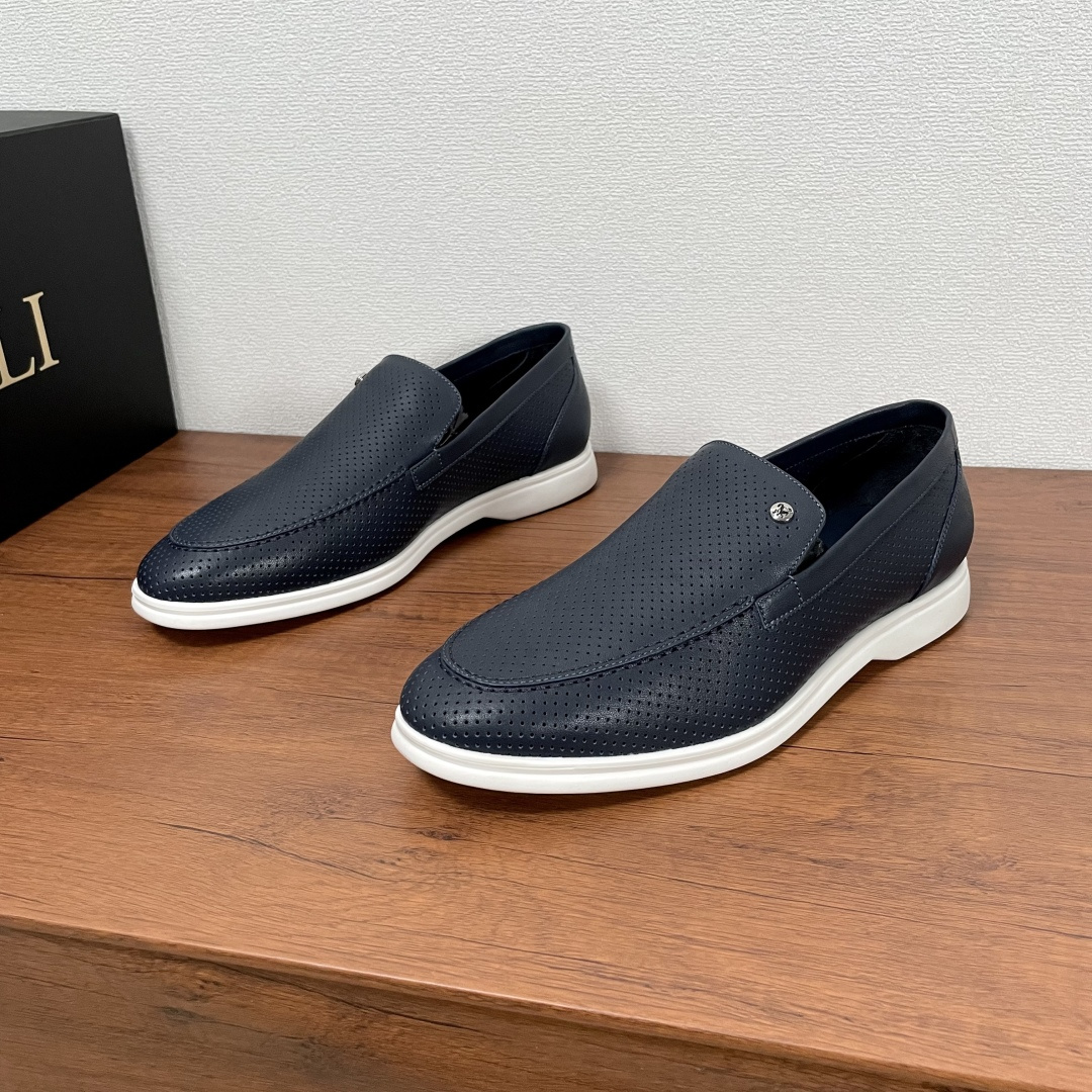 NO:348778,ZILLI Men's new leather punched loafers ZILLI is a French luxury men's clothing brand founded in France in 1970 by Alain Schimel. This loafer is made of elegant temperament and is made of imported calfskin. The leather is delicate and soft. The upper is perforated hollowed-out design. The front is embedded with a brand metal logo, a calfskin blue lining and exclusive cowhide foot pads. It is paired with a light rubber outsole, designed for extraordinary comfort. Simple foot cover style, versatile style, easy to write about men's charm!  Comes with a full set of original packaging dustproof bags!  Number of codes 39-40-41-42-43-44 Standard leather shoe size (45/46 can be customized but does not support return and exchange) Article number 1A812N Blue,,alaia,loafers,cowhide19860909ZILLI 男士新款皮革冲孔乐福鞋 ZILLI是一个法国奢侈男装品牌,由阿兰-西迈尔（Alain Schimel）于1970年在法国创立.这款乐福鞋以优雅气质造型打造、采用进口小牛皮制成,皮质细腻柔软,鞋面带有穿孔镂空设计,正面嵌有品牌金属标识,小牛皮蓝色衬里和专属牛皮垫脚,搭配轻盈的橡胶外底,专为非凡舒适而设计.简约套脚风格,款式百搭,轻松谱写男士魅力！配全套原包装防尘袋礼品袋！ 码数39-40-41-42-43-44 标准皮鞋码（45/46可定做但不支持退换） 货号1A812N 蓝色,,alaia,loafers,cowhide,Men's shoes