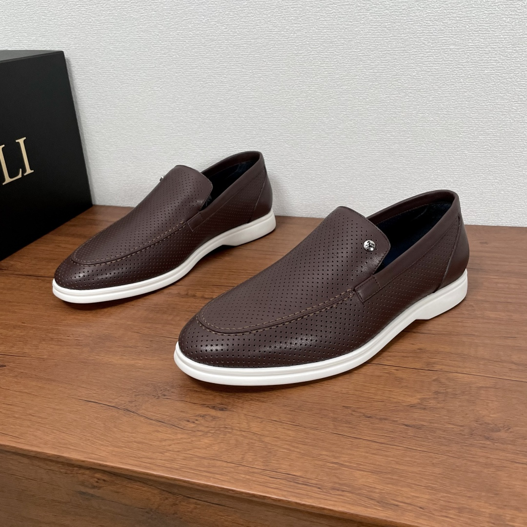 NO:348878,ZILLI Men's new leather punched loafers ZILLI is a French luxury men's clothing brand founded in France in 1970 by Alain Schimel. This loafer is made of elegant temperament and is made of imported calfskin. The leather is delicate and soft. The upper is perforated hollowed-out design. The front is embedded with a brand metal logo, a calfskin blue lining and exclusive cowhide foot pads. It is paired with a light rubber outsole, designed for extraordinary comfort. Simple foot cover style, versatile style, easy to write about men's charm!  Comes with a full set of original packaging dustproof bags!  Number of sizes 39-40-41-42-43-44 Standard leather shoe size (45/46 can be customized but does not support return and exchange) Article number 1A812N Coffee,,alaia,loafers,cowhide19860909ZILLI 男士新款皮革冲孔乐福鞋 ZILLI是一个法国奢侈男装品牌,由阿兰-西迈尔（Alain Schimel）于1970年在法国创立.这款乐福鞋以优雅气质造型打造、采用进口小牛皮制成,皮质细腻柔软,鞋面带有穿孔镂空设计,正面嵌有品牌金属标识,小牛皮蓝色衬里和专属牛皮垫脚,搭配轻盈的橡胶外底,专为非凡舒适而设计.简约套脚风格,款式百搭,轻松谱写男士魅力！配全套原包装防尘袋礼品袋！ 码数39-40-41-42-43-44 标准皮鞋码（45/46可定做但不支持退换） 货号1A812N 咖色,,alaia,loafers,cowhide,Men's shoes
