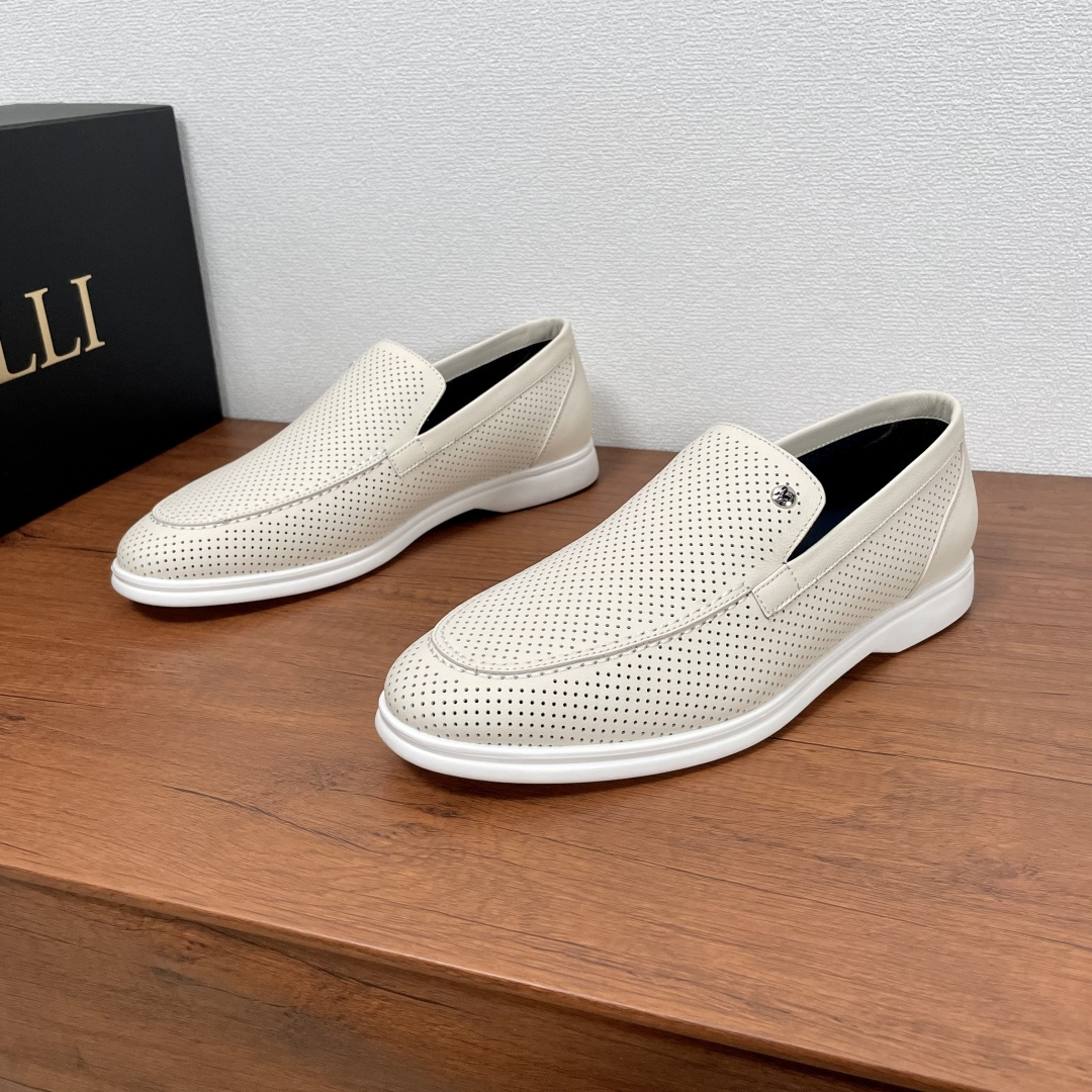 NO:348873,ZILLI Men's new leather punched loafers ZILLI is a French luxury men's clothing brand founded in France in 1970 by Alain Schimel. This loafer is made of elegant temperament and is made of imported calfskin. The leather is delicate and soft. The upper is perforated hollowed-out design. The front is embedded with a brand metal logo, a calfskin blue lining and exclusive cowhide foot pads. It is paired with a light rubber outsole, designed for extraordinary comfort. Simple foot cover style, versatile style, easy to write about men's charm!  Comes with a full set of original packaging dustproof bags!  Size number 39-40-41-42-43-44 Standard leather shoe size (45/46 can be customized but does not support return and exchange) Article number 1A812N Beige,,alaia,loafers,cowhide19860909ZILLI 男士新款皮革冲孔乐福鞋 ZILLI是一个法国奢侈男装品牌,由阿兰-西迈尔（Alain Schimel）于1970年在法国创立.这款乐福鞋以优雅气质造型打造、采用进口小牛皮制成,皮质细腻柔软,鞋面带有穿孔镂空设计,正面嵌有品牌金属标识,小牛皮蓝色衬里和专属牛皮垫脚,搭配轻盈的橡胶外底,专为非凡舒适而设计.简约套脚风格,款式百搭,轻松谱写男士魅力！配全套原包装防尘袋礼品袋！ 码数39-40-41-42-43-44 标准皮鞋码（45/46可定做但不支持退换） 货号1A812N 米色,,alaia,loafers,cowhide,Men's shoes
