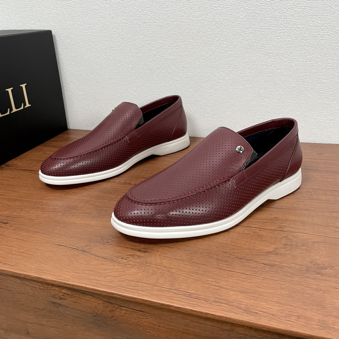 NO:348847,ZILLI Men's new leather punched loafers ZILLI is a French luxury men's clothing brand founded in France in 1970 by Alain Schimel. This loafer is made of elegant temperament and is made of imported calfskin. The leather is delicate and soft. The upper is perforated hollowed-out design. The front is embedded with a brand metal logo, a calfskin blue lining and exclusive cowhide foot pads. It is paired with a light rubber outsole, designed for extraordinary comfort. Simple foot cover style, versatile style, easy to write about men's charm!  Comes with a full set of original packaging dustproof bags!  Number of sizes 39-40-41-42-43-44 Standard leather shoe size (45/46 can be customized but does not support return and exchange) Article number 1A812N Wine red, alaia, loafers, cowhide19860909ZILLI 男士新款皮革冲孔乐福鞋 ZILLI是一个法国奢侈男装品牌,由阿兰-西迈尔（Alain Schimel）于1970年在法国创立.这款乐福鞋以优雅气质造型打造、采用进口小牛皮制成,皮质细腻柔软,鞋面带有穿孔镂空设计,正面嵌有品牌金属标识,小牛皮蓝色衬里和专属牛皮垫脚,搭配轻盈的橡胶外底,专为非凡舒适而设计.简约套脚风格,款式百搭,轻松谱写男士魅力！配全套原包装防尘袋礼品袋！ 码数39-40-41-42-43-44 标准皮鞋码（45/46可定做但不支持退换） 货号1A812N 酒红,,alaia,loafers,cowhide,Men's shoes