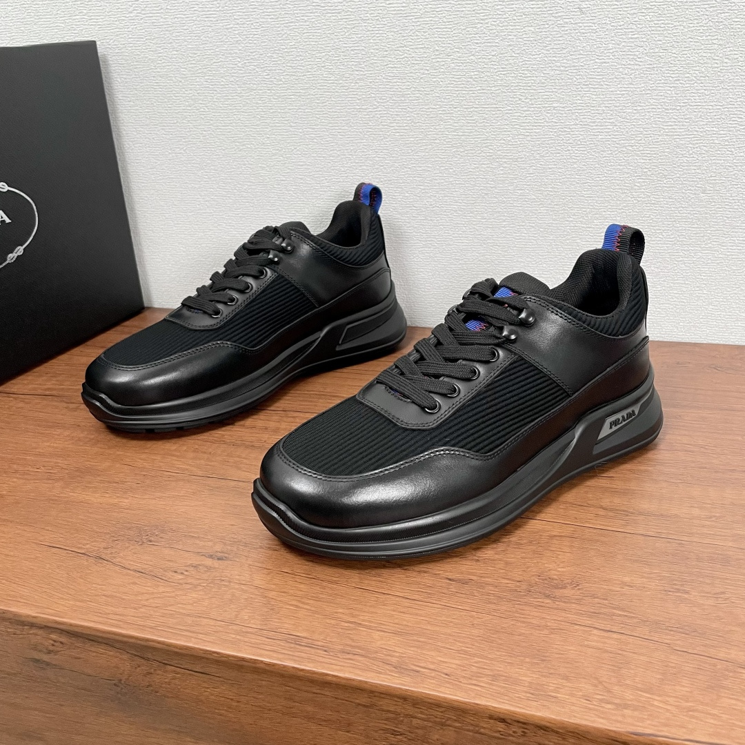 NO:353294,Code Prada/Prada New casual sneakers for men This sneaker is made of smooth calf leather and nylon fabric upper, wavy fabric details, modern and simple style, comfortable and breathable, practical and versatile, equipped with all-metal enamel eye-coated cotton laces, the tongue is decorated with contrasting webbing, which echoes the heel lifting tab, paired with 4cm lightweight elevated rubber sole, decorated with Prada logo details, fabric breathable inner lining, brand logo cowhide footbed, create a comfortable wearing experience. Comes with a full set of original packaging dust bags!  Size 39-40-41-42-43-44 Standard leather shoes size Article number 2EE913 cloth All black, prada, prada, sneakers, cowhide19860909编码 Prada/普拉达 男士新款休闲运动鞋 这款运动鞋采用光滑小牛皮革和尼龙织物鞋面,波浪型布面细节,现代简约风格,舒适透气,实用百搭,配以全金属珐琅鞋眼棉鞋带,鞋舌饰以撞色织带,与后跟鞋提拉袢相呼应,搭配4cm轻便的凸纹橡胶鞋底,饰有Prada徽标细节,织物透气内里,品牌徽标牛皮垫脚,缔造舒适的穿着体验.配全套原包装防尘袋！ 码数39-40-41-42-43-44 标准皮鞋尺码 货号2EE913布面 全黑,,prada,prada,sneakers,cowhide,Men's shoes