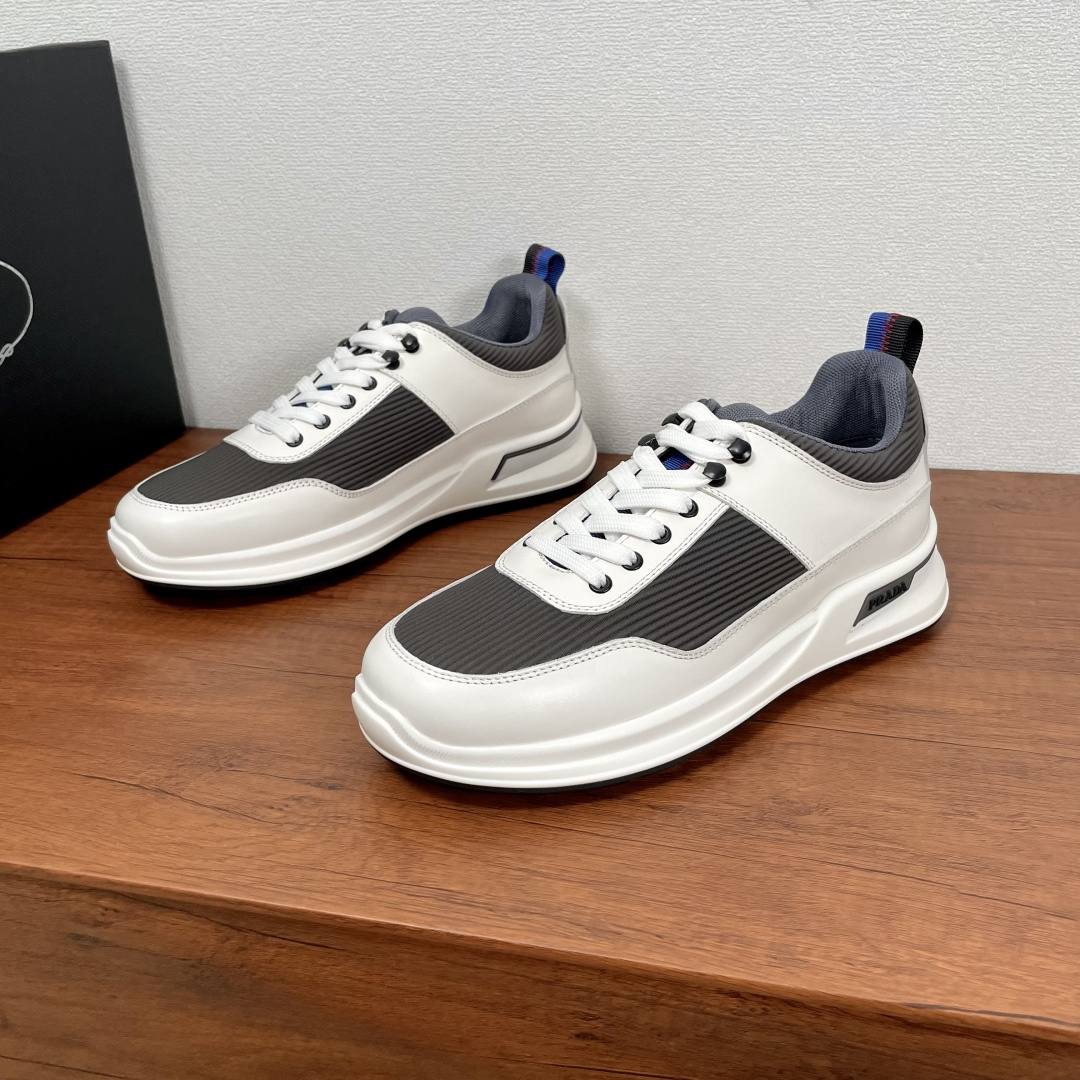 NO:353149,Code Prada/Prada New casual sneakers for men This sneaker is made of smooth calf leather and nylon fabric upper, wavy fabric details, modern and simple style, comfortable and breathable, practical and versatile, equipped with all-metal enamel eye-coated cotton laces, the tongue is decorated with contrasting webbing, which echoes the heel lifting tab, paired with 4cm lightweight elevated rubber sole, decorated with Prada logo details, fabric breathable inner lining, brand logo cowhide footbed, create a comfortable wearing experience. With a full set of original packaging dust bags!  Size 39-40-41-42-43-44 Standard leather shoes size Article number 2EE913 cloth white gray, prada, prada, sneakers, cowhide19860909编码 Prada/普拉达 男士新款休闲运动鞋 这款运动鞋采用光滑小牛皮革和尼龙织物鞋面,波浪型布面细节,现代简约风格,舒适透气,实用百搭,配以全金属珐琅鞋眼棉鞋带,鞋舌饰以撞色织带,与后跟鞋提拉袢相呼应,搭配4cm轻便的凸纹橡胶鞋底,饰有Prada徽标细节,织物透气内里,品牌徽标牛皮垫脚,缔造舒适的穿着体验.配全套原包装防尘袋！ 码数39-40-41-42-43-44 标准皮鞋尺码 货号2EE913布面 白灰,,prada,prada,sneakers,cowhide,Men's shoes