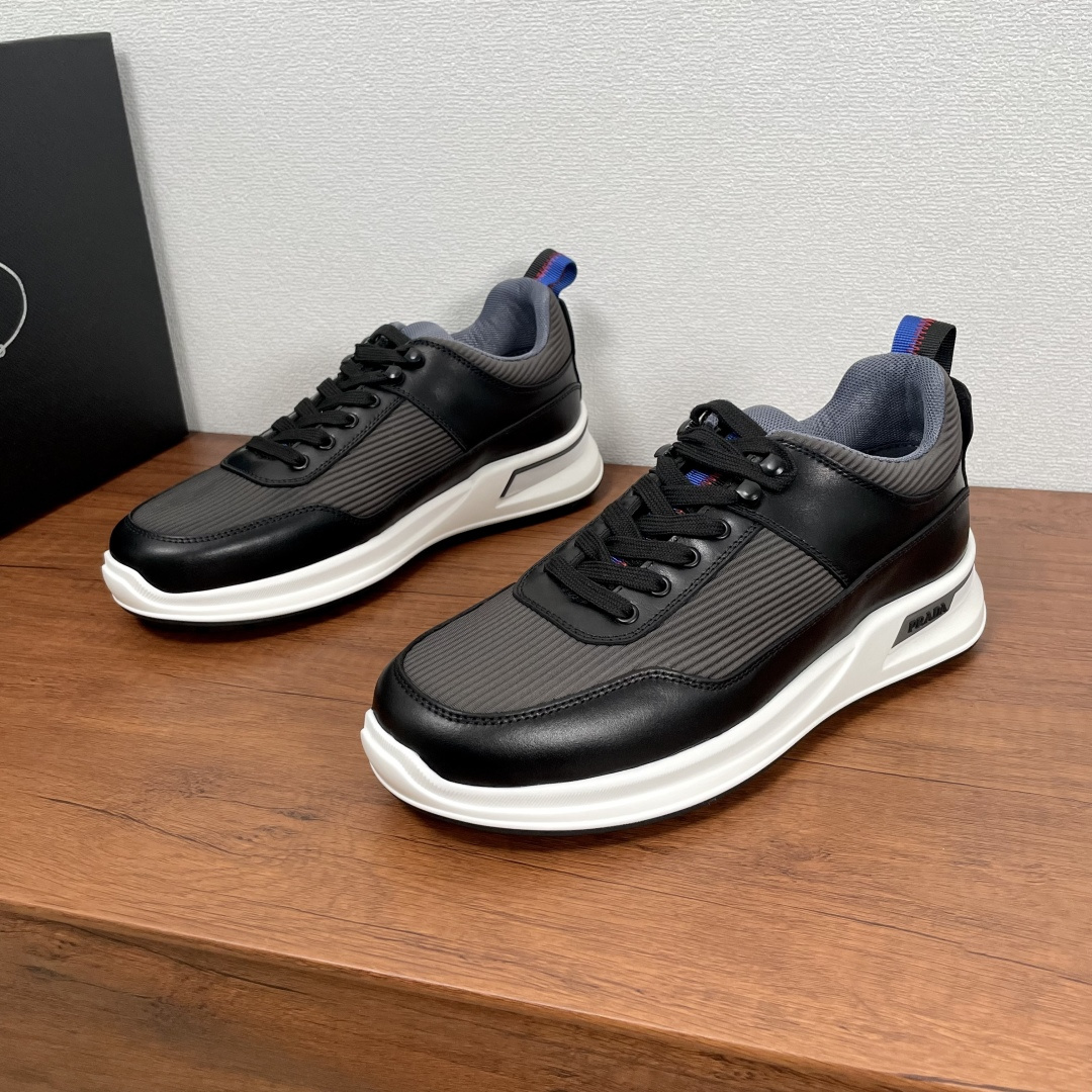 NO:353164,Code Prada/Prada New casual sneakers for men This sneaker is made of smooth calf leather and nylon fabric upper, wavy fabric details, modern and simple style, comfortable and breathable, practical and versatile, equipped with all-metal enamel eye-coated cotton laces, the tongue is decorated with contrasting webbing, which echoes the heel lifting tab, paired with 4cm lightweight elevated rubber sole, decorated with Prada logo details, fabric breathable inner lining, brand logo cowhide footbed, create a comfortable wearing experience. With a full set of original packaging dust bags!  Size 39-40-41-42-43-44 Standard leather shoes size Article number 2EE913 cloth black gray, prada, prada, sneakers, cowhide19860909编码 Prada/普拉达 男士新款休闲运动鞋 这款运动鞋采用光滑小牛皮革和尼龙织物鞋面,波浪型布面细节,现代简约风格,舒适透气,实用百搭,配以全金属珐琅鞋眼棉鞋带,鞋舌饰以撞色织带,与后跟鞋提拉袢相呼应,搭配4cm轻便的凸纹橡胶鞋底,饰有Prada徽标细节,织物透气内里,品牌徽标牛皮垫脚,缔造舒适的穿着体验.配全套原包装防尘袋！ 码数39-40-41-42-43-44 标准皮鞋尺码 货号2EE913布面 黑灰,,prada,prada,sneakers,cowhide,Men's shoes