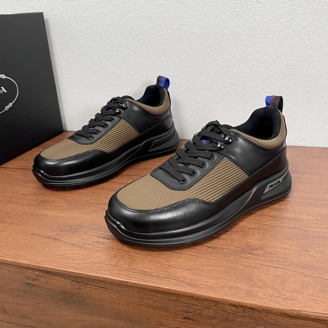 NO:353175,Code Prada/Prada New casual sneakers for men This sneaker is made of smooth calf leather and nylon fabric upper, wavy fabric details, modern and simple style, comfortable and breathable, practical and versatile, equipped with all-metal enamel eye-coated cotton laces, the tongue is decorated with contrasting webbing, which echoes the heel lifting tab, paired with 4cm lightweight elevated rubber sole, decorated with Prada logo details, fabric breathable inner lining, brand logo cowhide footbed, create a comfortable wearing experience. Comes with a full set of original packaging dust bags!  Size 39-40-41-42-43-44 Standard leather shoes size Article number 2EE913 cloth black khaki, prada, prada, sneakers, cowhide19860909编码 Prada/普拉达 男士新款休闲运动鞋 这款运动鞋采用光滑小牛皮革和尼龙织物鞋面,波浪型布面细节,现代简约风格,舒适透气,实用百搭,配以全金属珐琅鞋眼棉鞋带,鞋舌饰以撞色织带,与后跟鞋提拉袢相呼应,搭配4cm轻便的凸纹橡胶鞋底,饰有Prada徽标细节,织物透气内里,品牌徽标牛皮垫脚,缔造舒适的穿着体验.配全套原包装防尘袋！ 码数39-40-41-42-43-44 标准皮鞋尺码 货号2EE913布面 黑卡其,,prada,prada,sneakers,cowhide,Men's shoes