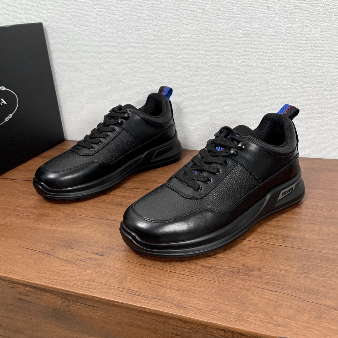 NO:353187,Code Prada/Prada New Leather Casual Sports Shoes for Men This sneaker is made of smooth calf leather and a slapped cowhide upper, modern and simple style, comfortable and breathable, practical and versatile, equipped with all-metal enamel eye-coated cotton laces, and the tongue is decorated with contrasting webbing, which echoes the heel lifting tab. It is paired with 4cm lightweight elevated rubber sole, with Prada logo details on the outside, fabric breathable inner lining, brand logo cowhide footbed, creating a comfortable wearing experience. It is equipped with a full set of original packaging dust bags!  Size 39-40-41-42-43-44 Standard leather shoe size Article number 2EE913 smacked leather all black, prada, prada, sneakers, cowhide19860909编码 Prada/普拉达 男士新款皮革休闲运动鞋 这款运动鞋采用光滑小牛皮革和摔纹牛皮鞋面,现代简约风格,舒适透气,实用百搭,配以全金属珐琅鞋眼棉鞋带,鞋舌饰以撞色织带,与后跟鞋提拉袢相呼应,搭配4cm轻便的凸纹橡胶鞋底,外侧饰有Prada徽标细节,织物透气内里,品牌徽标牛皮垫脚,缔造舒适的穿着体验.配全套原包装防尘袋！ 码数39-40-41-42-43-44 标准皮鞋尺码 货号2EE913摔纹皮 全黑,,prada,prada,sneakers,cowhide,Men's shoes