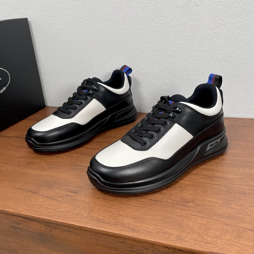 NO:353217,Code Prada/Prada New Leather Casual Sports Shoes for Men This sneaker is made of smooth calf leather and a slapped cowhide upper, modern and simple style, comfortable and breathable, practical and versatile, equipped with all-metal enamel eye-coated cotton laces, and the tongue is decorated with contrasting webbing, which echoes the heel lifting tab. It is paired with 4cm lightweight elevated rubber sole, with Prada logo details on the outside, fabric breathable inner lining, brand logo cowhide footbed, creating a comfortable wearing experience. It is equipped with a full set of original packaging dust bags!  Size 39-40-41-42-43-44 Standard leather shoe size Article number 2EE913 black and white, prada, prada, sneakers, cowhide19860909编码 Prada/普拉达 男士新款皮革休闲运动鞋 这款运动鞋采用光滑小牛皮革和摔纹牛皮鞋面,现代简约风格,舒适透气,实用百搭,配以全金属珐琅鞋眼棉鞋带,鞋舌饰以撞色织带,与后跟鞋提拉袢相呼应,搭配4cm轻便的凸纹橡胶鞋底,外侧饰有Prada徽标细节,织物透气内里,品牌徽标牛皮垫脚,缔造舒适的穿着体验.配全套原包装防尘袋！ 码数39-40-41-42-43-44 标准皮鞋尺码 货号2EE913摔纹皮 黑白,,prada,prada,sneakers,cowhide,Men's shoes