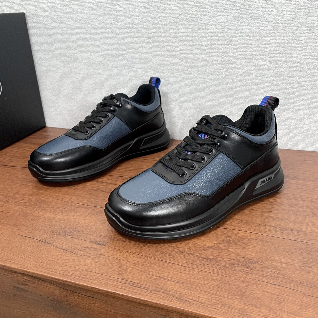 NO:353241,Code Prada/Prada New Leather Casual Sports Shoes for Men This sneaker is made of smooth calf leather and a slapped cowhide upper, modern and simple style, comfortable and breathable, practical and versatile, equipped with all-metal enamel eye-coated cotton laces, and the tongue is decorated with contrasting webbing, which echoes the heel lifting tab. It is paired with 4cm lightweight elevated rubber sole, with Prada logo details on the outside, fabric breathable inner lining, brand logo cowhide footbed, creating a comfortable wearing experience. It is equipped with a full set of original packaging dust bags!  Size 39-40-41-42-43-44 Standard leather shoe size Article number 2EE913 black and blue, prada, prada, sneakers, cowhide19860909编码 Prada/普拉达 男士新款皮革休闲运动鞋 这款运动鞋采用光滑小牛皮革和摔纹牛皮鞋面,现代简约风格,舒适透气,实用百搭,配以全金属珐琅鞋眼棉鞋带,鞋舌饰以撞色织带,与后跟鞋提拉袢相呼应,搭配4cm轻便的凸纹橡胶鞋底,外侧饰有Prada徽标细节,织物透气内里,品牌徽标牛皮垫脚,缔造舒适的穿着体验.配全套原包装防尘袋！ 码数39-40-41-42-43-44 标准皮鞋尺码 货号2EE913摔纹皮 黑蓝,,prada,prada,sneakers,cowhide,Men's shoes
