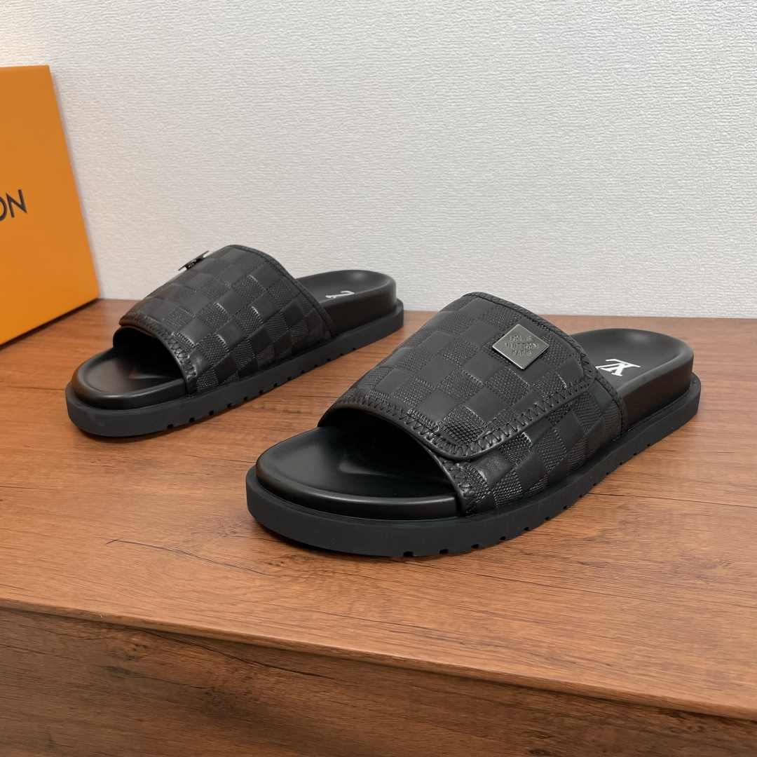 NO:352587,Code YS001826 LV Waterfront Sandals This season's Waterfront Sandals use Damier printed patterns to decorate the calfskin upper, with LOUIS VUITTON ARIS metal logo on the outside to enhance elegance. The one-slipper type is equipped with adjustable Velcro, and the EVA rubber sole is paired with super soft, comfortable and tough insoles and is decorated with the LV silkscreen brand logo. The light and flexible outsole is imprinted. The Louis Vuitton logo is light and comfortable on the feet and has strong wrapping. It is equipped with a full set of original packaging dust bags!  Size number 39-40-41-42-43-44-45 Standard leather shoe size (38/46 can be customized but does not support return and exchange) Item number 0253 plaid printing magic drag black, louis vuitton, louis vuitton, louis vuitton, slippers, cowhide19860909编码YS001826 LV Waterfront 凉拖 本季Waterfront 凉拖选用将Damier 印花图案装饰小牛皮鞋面,外侧饰有LOUIS VUITTON ARIS金属标识,提升优雅格调,一字拖鞋型配可调节魔术贴,EVA橡胶鞋底搭配超柔舒适韧性鞋垫并饰有LV丝印品牌徽标.轻盈灵活的外底压印路易威登标识.上脚轻便舒适,包裹性强.配全套原包装防尘袋！ 码数39-40-41-42-43-44-45 标准皮鞋码（38/46可定做但不支持退换） 货号0253格纹印花魔术拖 黑色,,louis vuitton,louis vuitton,louis vuitton,slippers,cowhide,Men's shoes