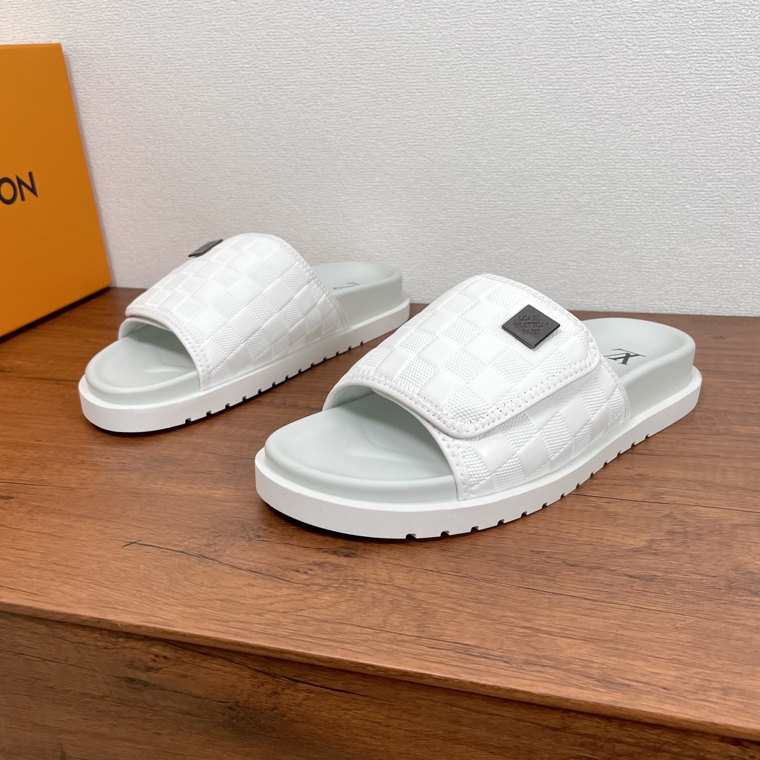 NO:352609,Code YS001826 LV Waterfront Sandals This season's Waterfront Sandals use Damier printed patterns to decorate the calfskin upper, with LOUIS VUITTON ARIS metal logo on the outside to enhance elegance. The one-slipper type is equipped with adjustable Velcro, and the EVA rubber sole is paired with super soft, comfortable and tough insoles and is decorated with the LV silkscreen brand logo. The light and flexible outsole is imprinted. The Louis Vuitton logo is light and comfortable on the feet and has strong wrapping. It is equipped with a full set of original packaging dust bags!  Number of codes 39-40-41-42-43-44-45 Standard leather shoe size (38/46 can be customized but does not support return and exchange) Item number 0253 plaid printing magic drag white,,louis vuitton,louis vuitton,louis vuitton,slippers,cowhide19860909编码YS001826 LV Waterfront 凉拖 本季Waterfront 凉拖选用将Damier 印花图案装饰小牛皮鞋面,外侧饰有LOUIS VUITTON ARIS金属标识,提升优雅格调,一字拖鞋型配可调节魔术贴,EVA橡胶鞋底搭配超柔舒适韧性鞋垫并饰有LV丝印品牌徽标.轻盈灵活的外底压印路易威登标识.上脚轻便舒适,包裹性强.配全套原包装防尘袋！ 码数39-40-41-42-43-44-45 标准皮鞋码（38/46可定做但不支持退换） 货号0253格纹印花魔术拖 白色,,louis vuitton,louis vuitton,louis vuitton,slippers,cowhide,Men's shoes