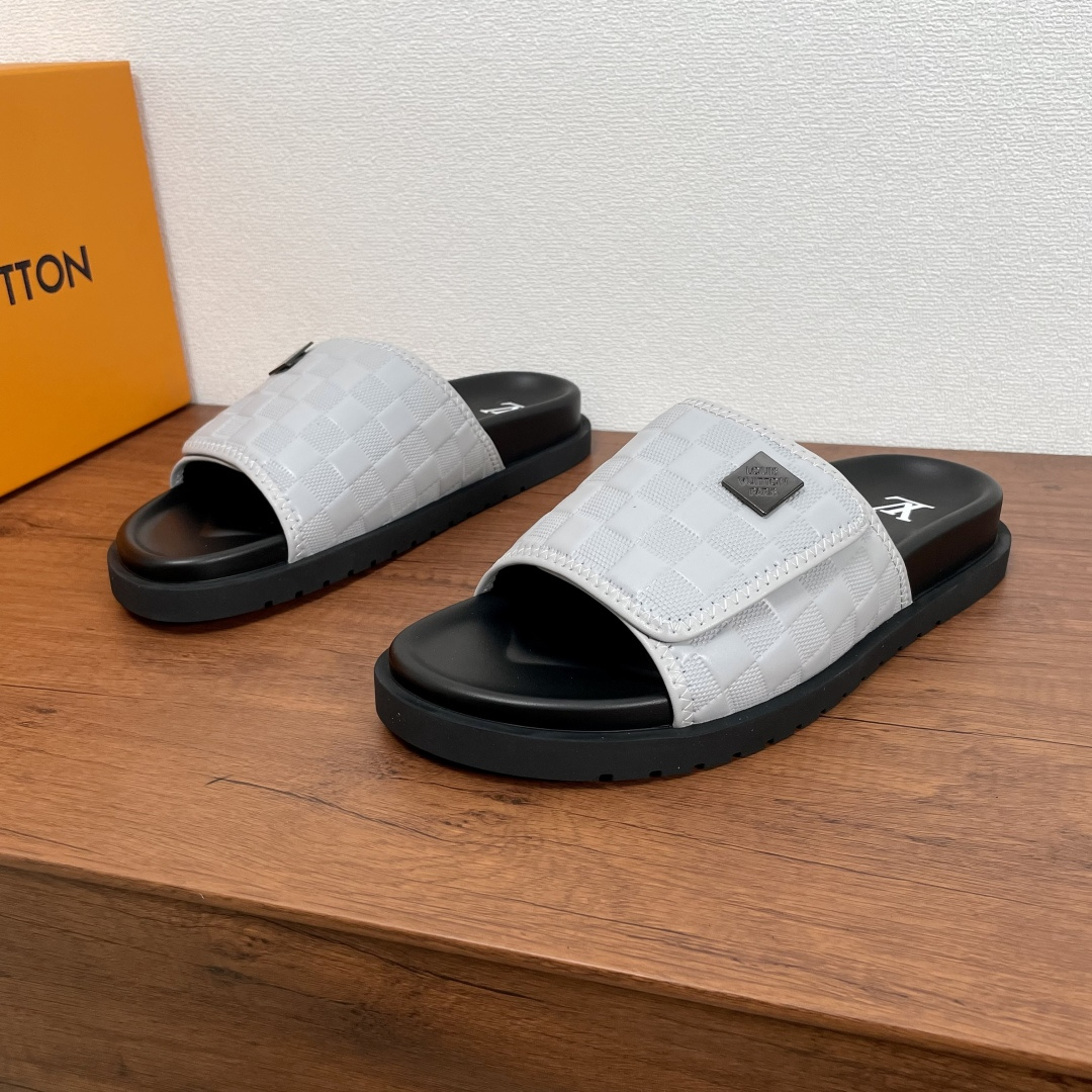 NO:352599,Code YS001826 LV Waterfront Sandals This season's Waterfront Sandals use Damier printed patterns to decorate the calfskin upper, with LOUIS VUITTON ARIS metal logo on the outside to enhance elegance. The one-slipper type is equipped with adjustable Velcro, and the EVA rubber sole is paired with super soft, comfortable and tough insoles and is decorated with the LV silkscreen brand logo. The light and flexible outsole is imprinted. The Louis Vuitton logo is light and comfortable on the feet and has strong wrapping. It is equipped with a full set of original packaging dust bags!  Number of codes 39-40-41-42-43-44-45 Standard leather shoe size (38/46 can be customized but does not support return and exchange) Item number 0253 plaid printing magic drag gray, louis vuitton, louis vuitton, louis vuitton, slippers, cowhide19860909编码YS001826 LV Waterfront 凉拖 本季Waterfront 凉拖选用将Damier 印花图案装饰小牛皮鞋面,外侧饰有LOUIS VUITTON ARIS金属标识,提升优雅格调,一字拖鞋型配可调节魔术贴,EVA橡胶鞋底搭配超柔舒适韧性鞋垫并饰有LV丝印品牌徽标.轻盈灵活的外底压印路易威登标识.上脚轻便舒适,包裹性强.配全套原包装防尘袋！ 码数39-40-41-42-43-44-45 标准皮鞋码（38/46可定做但不支持退换） 货号0253格纹印花魔术拖 灰色,,louis vuitton,louis vuitton,louis vuitton,slippers,cowhide,Men's shoes