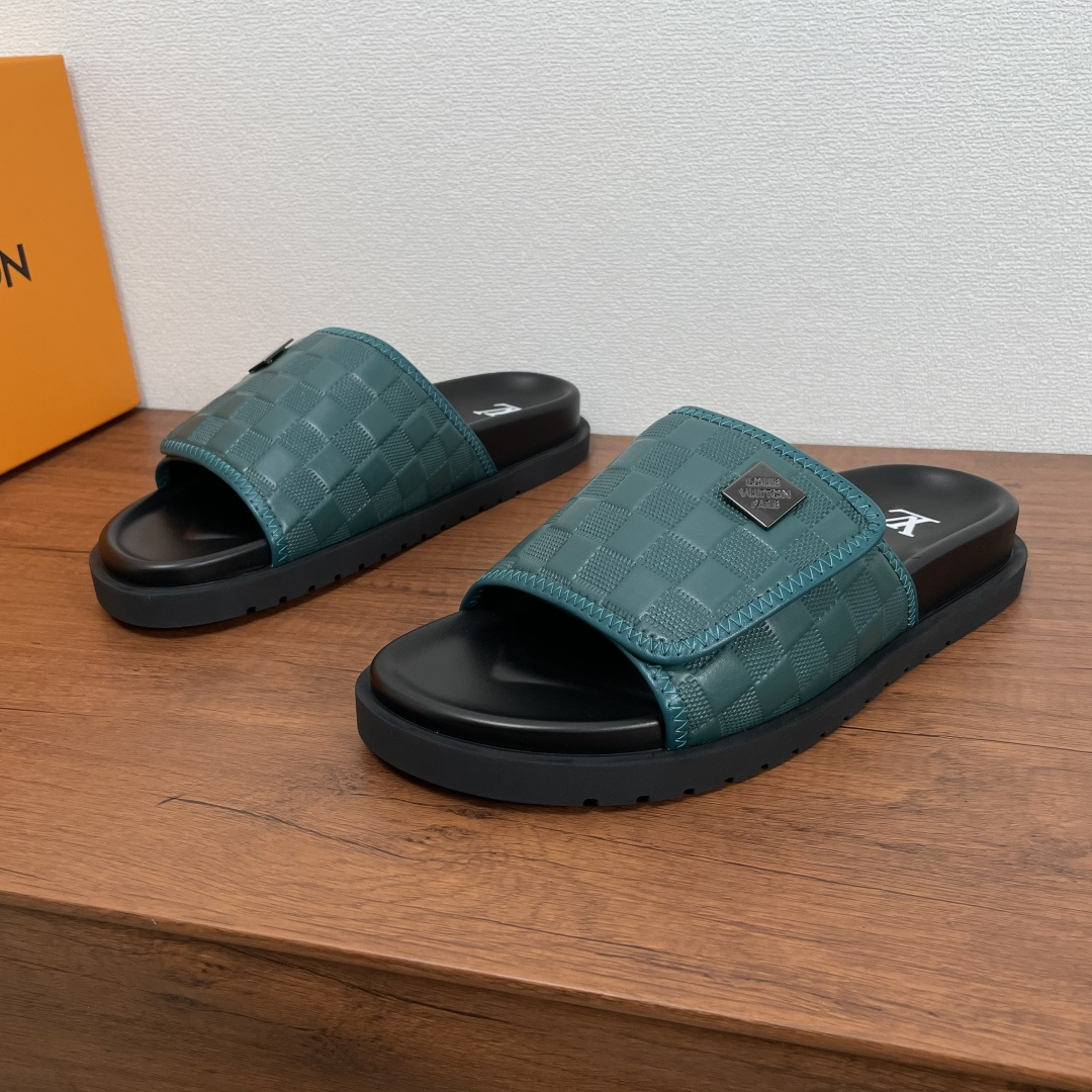 NO:352636,Code YS001826 LV Waterfront Sandals This season's Waterfront Sandals use Damier printed patterns to decorate the calfskin upper, with LOUIS VUITTON ARIS metal logo on the outside to enhance elegance. The one-slipper type is equipped with adjustable Velcro, and the EVA rubber sole is paired with super soft, comfortable and tough insoles and is decorated with the LV silkscreen brand logo. The light and flexible outsole is imprinted. The Louis Vuitton logo is light and comfortable on the feet and has strong wrapping. It is equipped with a full set of original packaging dust bags!  Number of codes 39-40-41-42-43-44-45 Standard leather shoe size (38/46 can be customized but does not support return and exchange) Item number 0253 plaid printing magic drag green, louis vuitton, louis vuitton, louis vuitton, slippers, cowhide19860909编码YS001826 LV Waterfront 凉拖 本季Waterfront 凉拖选用将Damier 印花图案装饰小牛皮鞋面,外侧饰有LOUIS VUITTON ARIS金属标识,提升优雅格调,一字拖鞋型配可调节魔术贴,EVA橡胶鞋底搭配超柔舒适韧性鞋垫并饰有LV丝印品牌徽标.轻盈灵活的外底压印路易威登标识.上脚轻便舒适,包裹性强.配全套原包装防尘袋！ 码数39-40-41-42-43-44-45 标准皮鞋码（38/46可定做但不支持退换） 货号0253格纹印花魔术拖 绿色,,louis vuitton,louis vuitton,louis vuitton,slippers,cowhide,Men's shoes