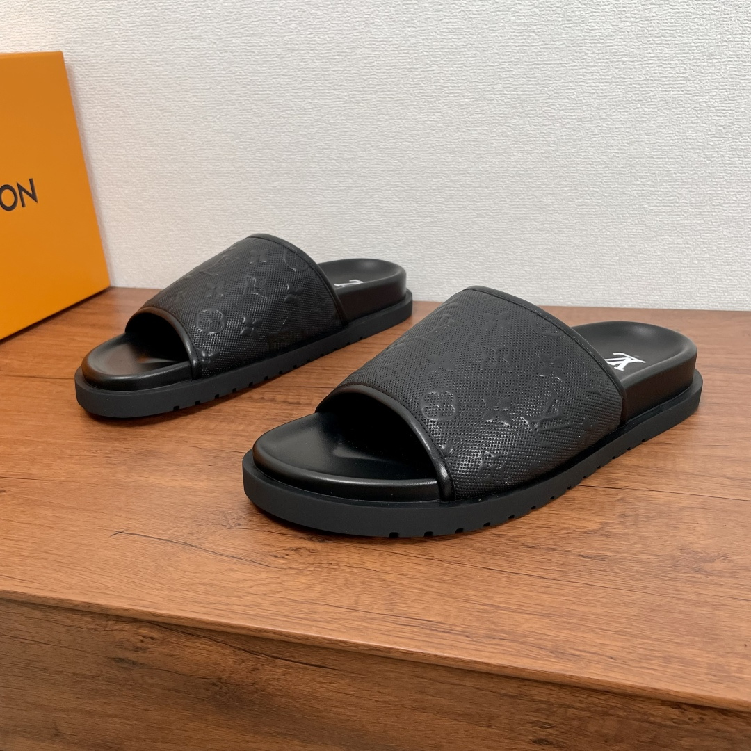 NO:352512,Code YS001826 LV Waterfront Sandals This season, the Waterfront Sandals are rejuvenated and come back with a one-slim slipper shape, calfskin micro-porous upper trim, embossed with Louis Vuitton's iconic Monogram pattern. The EVA rubber sole is paired with super soft, comfortable and tough insole and is decorated with the LV silkscreen brand logo. The light and flexible outsole is imprinted with the Louis Vuitton logo. The foot is light and comfortable, and it has strong wrapping. It is equipped with a full set of original packaging dust bags!  Size number 39-40-41-42-43-44-45 Standard leather shoe size Article number 0253 Embossed print flip flops Black,,louis vuitton,louis vuitton,slippers,cowhide19860909编码YS001826 LV Waterfront 凉拖 本季Waterfront 凉拖焕新回归,一字拖鞋型,小牛皮微孔鞋面饰带,压印有路易威登标志性的 Monogram 图案.EVA橡胶鞋底搭配超柔舒适韧性鞋垫并饰有LV丝印品牌徽标.轻盈灵活的外底压印路易威登标识.上脚轻便舒适,包裹性强.配全套原包装防尘袋！ 码数39-40-41-42-43-44-45 标准皮鞋码 货号0253压纹印花一字拖 黑色,,louis vuitton,louis vuitton,slippers,cowhide,Men's shoes
