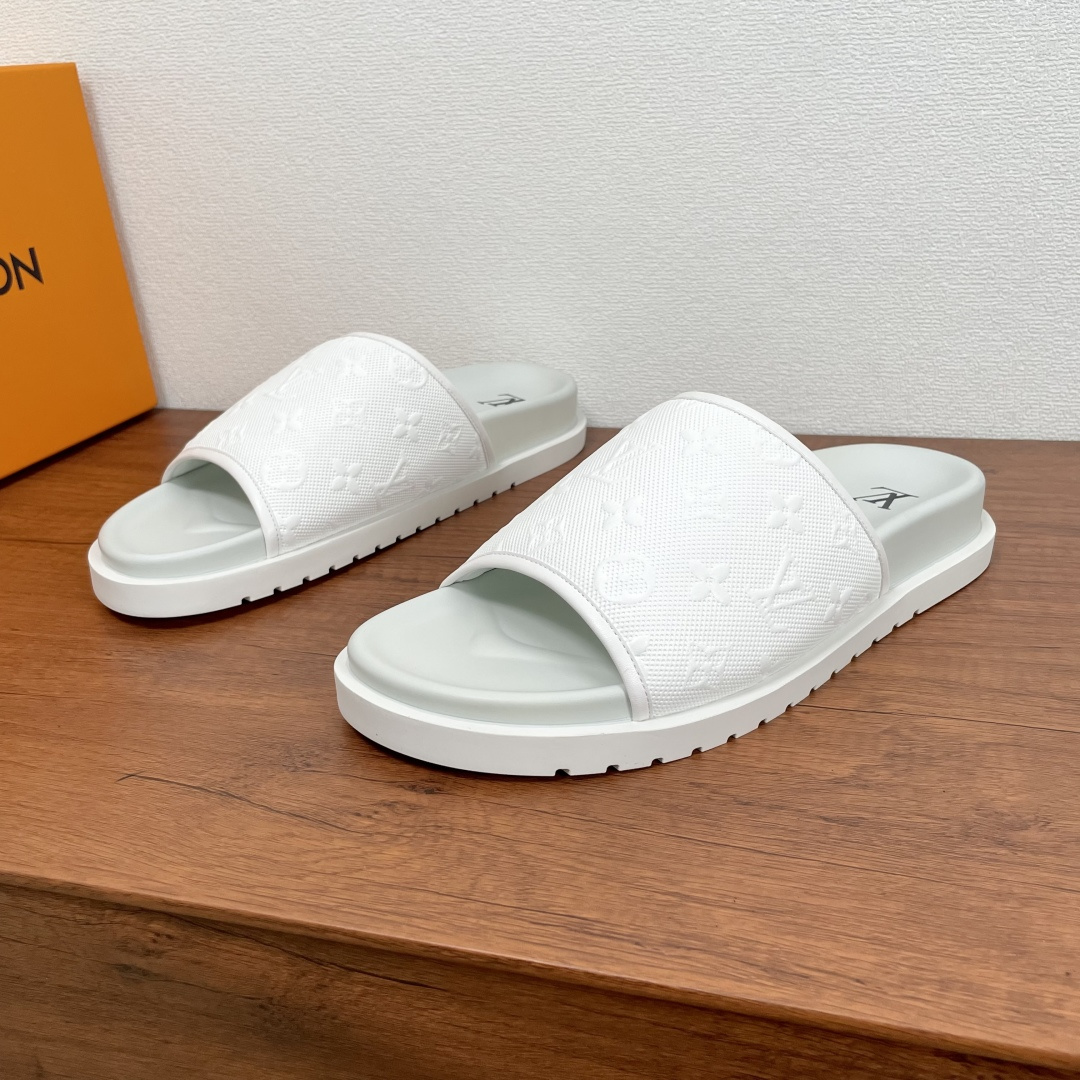 NO:352523,Code YS001826 LV Waterfront Sandals This season, the Waterfront Sandals are rejuvenated and come back with a one-slim slipper shape, calfskin micro-porous upper trim, embossed with Louis Vuitton's iconic Monogram pattern. The EVA rubber sole is paired with super soft, comfortable and tough insole and is decorated with the LV silkscreen brand logo. The light and flexible outsole is imprinted with the Louis Vuitton logo. The foot is light and comfortable, and it has strong wrapping. It is equipped with a full set of original packaging dust bags!  Number of codes 39-40-41-42-43-44-45 Standard leather shoe size Article number 0253 Embossed print flip flops White,,louis vuitton,louis vuitton,slippers,cowhide19860909编码YS001826 LV Waterfront 凉拖 本季Waterfront 凉拖焕新回归,一字拖鞋型,小牛皮微孔鞋面饰带,压印有路易威登标志性的 Monogram 图案.EVA橡胶鞋底搭配超柔舒适韧性鞋垫并饰有LV丝印品牌徽标.轻盈灵活的外底压印路易威登标识.上脚轻便舒适,包裹性强.配全套原包装防尘袋！ 码数39-40-41-42-43-44-45 标准皮鞋码 货号0253压纹印花一字拖 白色,,louis vuitton,louis vuitton,slippers,cowhide,Men's shoes