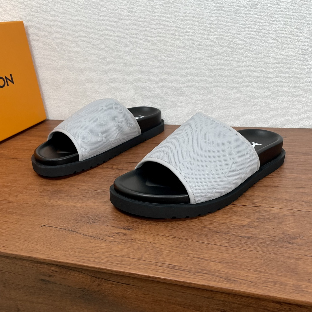 NO:352538,Code YS001826 LV Waterfront Sandals This season, the Waterfront Sandals are rejuvenated and come back with a one-slim slipper shape, calfskin micro-porous upper trim, embossed with Louis Vuitton's iconic Monogram pattern. The EVA rubber sole is paired with super soft, comfortable and tough insole and is decorated with the LV silkscreen brand logo. The light and flexible outsole is imprinted with the Louis Vuitton logo. The foot is light and comfortable, and it has strong wrapping. It is equipped with a full set of original packaging dust bags!  Number of codes 39-40-41-42-43-44-45 Standard leather shoe size Article number 0253 Embossed print flip flops Gray,,louis vuitton,louis vuitton,slippers,cowhide19860909编码YS001826 LV Waterfront 凉拖 本季Waterfront 凉拖焕新回归,一字拖鞋型,小牛皮微孔鞋面饰带,压印有路易威登标志性的 Monogram 图案.EVA橡胶鞋底搭配超柔舒适韧性鞋垫并饰有LV丝印品牌徽标.轻盈灵活的外底压印路易威登标识.上脚轻便舒适,包裹性强.配全套原包装防尘袋！ 码数39-40-41-42-43-44-45 标准皮鞋码 货号0253压纹印花一字拖 灰色,,louis vuitton,louis vuitton,slippers,cowhide,Men's shoes