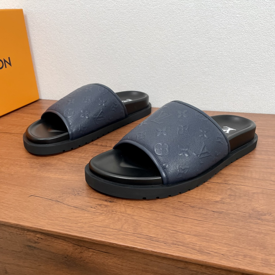 NO:352556,Code YS001826 LV Waterfront Sandals This season, the Waterfront Sandals are rejuvenated and come back with a one-slim slipper shape, calfskin micro-porous upper trim, embossed with Louis Vuitton's iconic Monogram pattern. The EVA rubber sole is paired with super soft, comfortable and tough insole and is decorated with the LV silkscreen brand logo. The light and flexible outsole is imprinted with the Louis Vuitton logo. The foot is light and comfortable, and it has strong wrapping. It is equipped with a full set of original packaging dust bags!  Number of codes 39-40-41-42-43-44-45 Standard leather shoe size Article number 0253 Embossed print flip flops Blue,,louis vuitton,louis vuitton,slippers,cowhide19860909编码YS001826 LV Waterfront 凉拖 本季Waterfront 凉拖焕新回归,一字拖鞋型,小牛皮微孔鞋面饰带,压印有路易威登标志性的 Monogram 图案.EVA橡胶鞋底搭配超柔舒适韧性鞋垫并饰有LV丝印品牌徽标.轻盈灵活的外底压印路易威登标识.上脚轻便舒适,包裹性强.配全套原包装防尘袋！ 码数39-40-41-42-43-44-45 标准皮鞋码 货号0253压纹印花一字拖 蓝色,,louis vuitton,louis vuitton,slippers,cowhide,Men's shoes