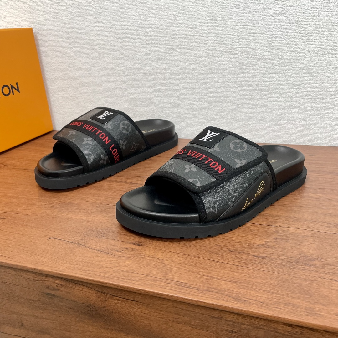 NO:352474,Code YS001926 LV Men's new retro Velcro printed sandals This flat-soled sandals are made of classic canvas upper, reinterpreted with high-frequency imprinting technology. The upper is decorated with logo letter webbing and LV fabric badges, and the sides are decorated with silk-print gold handwritten Louis Vuitton logo, paired with adjustable Velcro, and sunken rubber inner pad is decorated with LV letter silk-print logo, matched with miniature striped rubber sole. It is durable and easy to wear on the upper, and is equipped with a full set of packaging!  Size number 39-40-41-42-43-44-45 Standard leather shoe size (38/46 can be customized but does not support return and exchange) Item number 0253 Canvas Print Magic Drag Black,,louis vuitton,louis vuitton19860909编码YS001926 LV 男士新款复古魔术贴印花凉拖 本款平底凉拖取材经典帆布鞋面,以高频压印技术重绎 Monogram 图案,鞋面饰以logo字母织带和LV织物徽章,侧面饰以丝印金色手写路易威登标识,搭配可调节魔术贴,下沉式橡胶内垫饰以LV字母丝印标识,搭配微型条纹橡胶底,上脚耐看又好穿,配全套包装！ 码数39-40-41-42-43-44-45 标准皮鞋码（38/46可定做但不支持退换） 货号0253帆布印花魔术拖 黑色,,louis vuitton,louis vuitton,Men's shoes