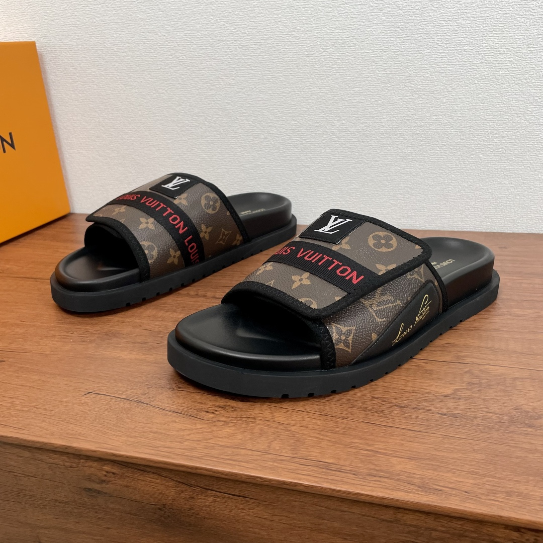 NO:352499,Code YS001926 LV Men's new retro Velcro printed sandals This flat-soled sandals are made of classic canvas upper, reinterpreted with high-frequency imprinting technology. The upper is decorated with logo letter webbing and LV fabric badges, paired with adjustable Velcro, and sunken rubber inner pad is decorated with LV letter silk-print logo, matched with a miniature striped rubber sole, which is durable and easy to wear on the upper, and is equipped with a full set of packaging!  Size number 39-40-41-42-43-44-45 Standard leather shoe size (38/46 can be customized but does not support return and exchange) Item number 0253 Canvas Print Magic Drag Clay,,louis vuitton19860909编码YS001926 LV 男士新款复古魔术贴印花凉拖 本款平底凉拖取材经典帆布鞋面,以高频压印技术重绎 Monogram 图案,鞋面饰以logo字母织带和LV织物徽章,搭配可调节魔术贴,下沉式橡胶内垫饰以LV字母丝印标识,搭配微型条纹橡胶底,上脚耐看又好穿,配全套包装！ 码数39-40-41-42-43-44-45 标准皮鞋码（38/46可定做但不支持退换） 货号0253帆布印花魔术拖 咖色,,louis vuitton,Men's shoes