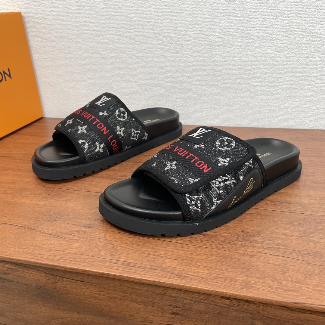 NO:352572,Code YS001926 LV Men's new retro Velcro printed sandals This flat-soled sandals are made of denim canvas upper, reinterpreted with high-frequency imprinting technology. The upper is decorated with logo letter webbing and LV fabric badges, paired with adjustable Velcro, and sunken rubber inner pad is decorated with LV letter silk-print logo, matched with a miniature striped rubber sole, which is durable and easy to wear on the upper, and is equipped with a full set of packaging!  Size number 39-40-41-42-43-44-45 Standard leather shoe size (38/46 can be customized but does not support return and exchange) Item number 0253 Printed denim magic drag Black,,louis vuitton19860909编码YS001926 LV 男士新款复古魔术贴印花凉拖 本款平底凉拖取材牛仔帆布鞋面,以高频压印技术重绎 Monogram 图案,鞋面饰以logo字母织带和LV织物徽章,搭配可调节魔术贴,下沉式橡胶内垫饰以LV字母丝印标识,搭配微型条纹橡胶底,上脚耐看又好穿,配全套包装！ 码数39-40-41-42-43-44-45 标准皮鞋码（38/46可定做但不支持退换） 货号0253印花牛仔魔术拖 黑色,,louis vuitton,Men's shoes