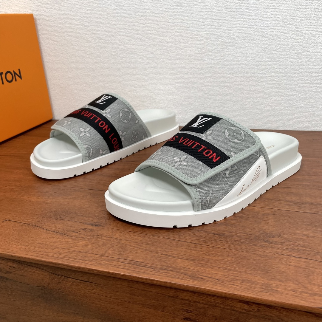 NO:352586,Code YS001926 LV Men's new retro Velcro printed sandals This flat-soled sandals are made of denim canvas upper, reinterpreted with high-frequency imprinting technology. The upper is decorated with logo letter webbing and LV fabric badges, paired with adjustable Velcro, and sunken rubber inner pad is decorated with LV letter silk-print logo, matched with a miniature striped rubber sole, which is durable and easy to wear on the upper, and is equipped with a full set of packaging!  Size number 39-40-41-42-43-44-45 Standard leather shoe size (38/46 can be customized but does not support return and exchange) Item number 0253 Printed denim magic drag gray green,,louis vuitton19860909编码YS001926 LV 男士新款复古魔术贴印花凉拖 本款平底凉拖取材牛仔帆布鞋面,以高频压印技术重绎 Monogram 图案,鞋面饰以logo字母织带和LV织物徽章,搭配可调节魔术贴,下沉式橡胶内垫饰以LV字母丝印标识,搭配微型条纹橡胶底,上脚耐看又好穿,配全套包装！ 码数39-40-41-42-43-44-45 标准皮鞋码（38/46可定做但不支持退换） 货号0253印花牛仔魔术拖 灰绿,,louis vuitton,Men's shoes