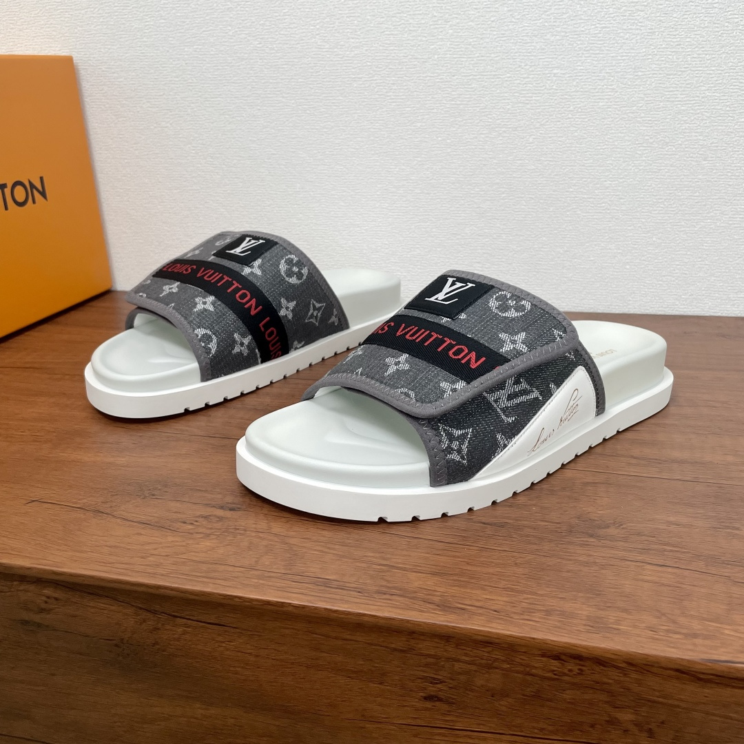 NO:352435,Code YS001926 LV Men's new retro Velcro printed sandals This flat-soled sandals are made of denim canvas upper, reinterpreted with high-frequency imprinting technology. The upper is decorated with logo letter webbing and LV fabric badges, paired with adjustable Velcro, and sunken rubber inner pad is decorated with LV letter silk-print logo, matched with a miniature striped rubber sole, which is durable and easy to wear on the upper, and is equipped with a full set of packaging!  Size number 39-40-41-42-43-44-45 Standard leather shoe size (38/46 can be customized but does not support return and exchange) Item number 0253 Printed denim magic drag gray,,louis vuitton19860909编码YS001926 LV 男士新款复古魔术贴印花凉拖 本款平底凉拖取材牛仔帆布鞋面,以高频压印技术重绎 Monogram 图案,鞋面饰以logo字母织带和LV织物徽章,搭配可调节魔术贴,下沉式橡胶内垫饰以LV字母丝印标识,搭配微型条纹橡胶底,上脚耐看又好穿,配全套包装！ 码数39-40-41-42-43-44-45 标准皮鞋码（38/46可定做但不支持退换） 货号0253印花牛仔魔术拖 灰色,,louis vuitton,Men's shoes
